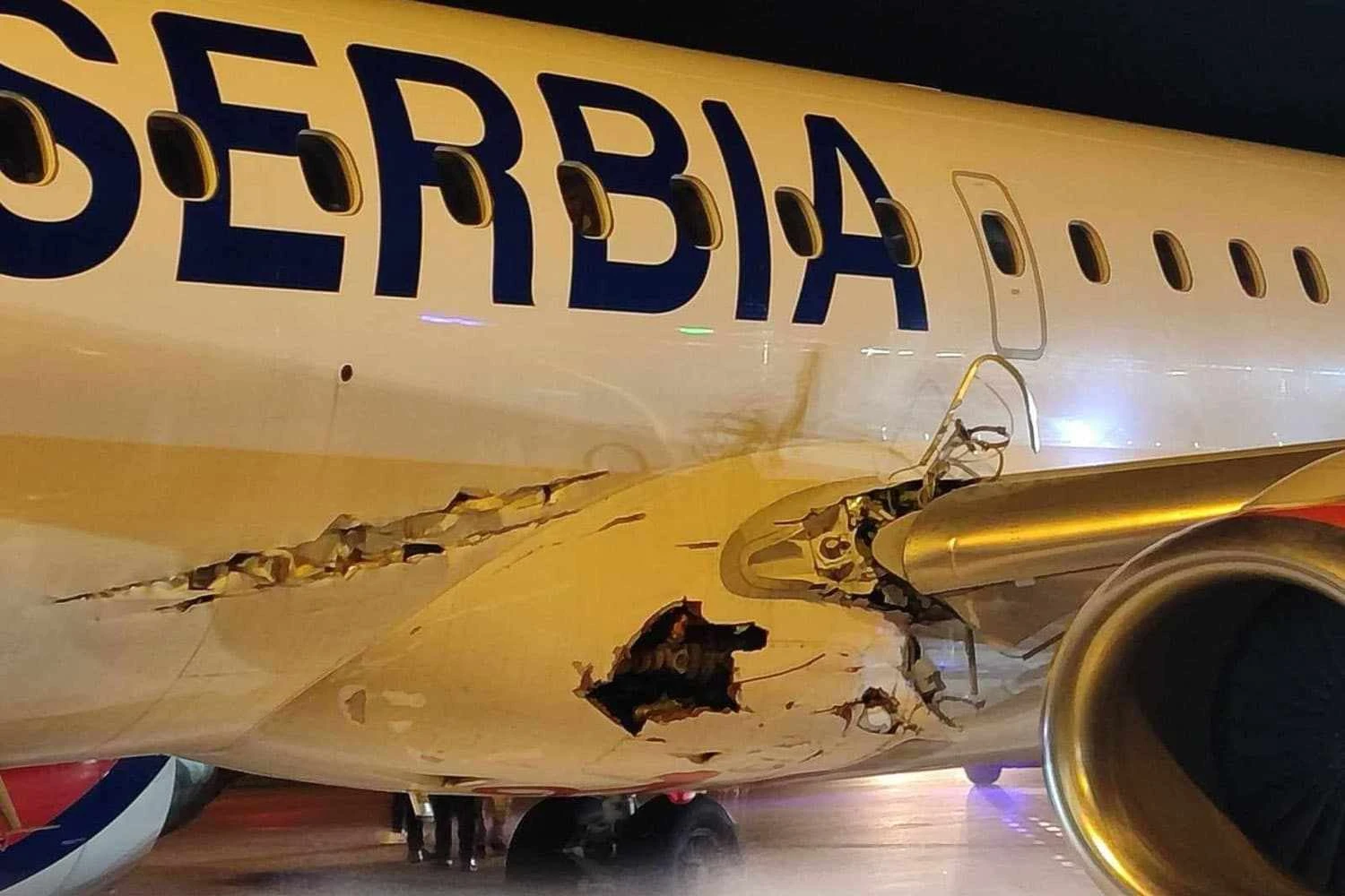 Jato Embraer E195 atinge obstáculo na decolagem e voa mesmo avariado
