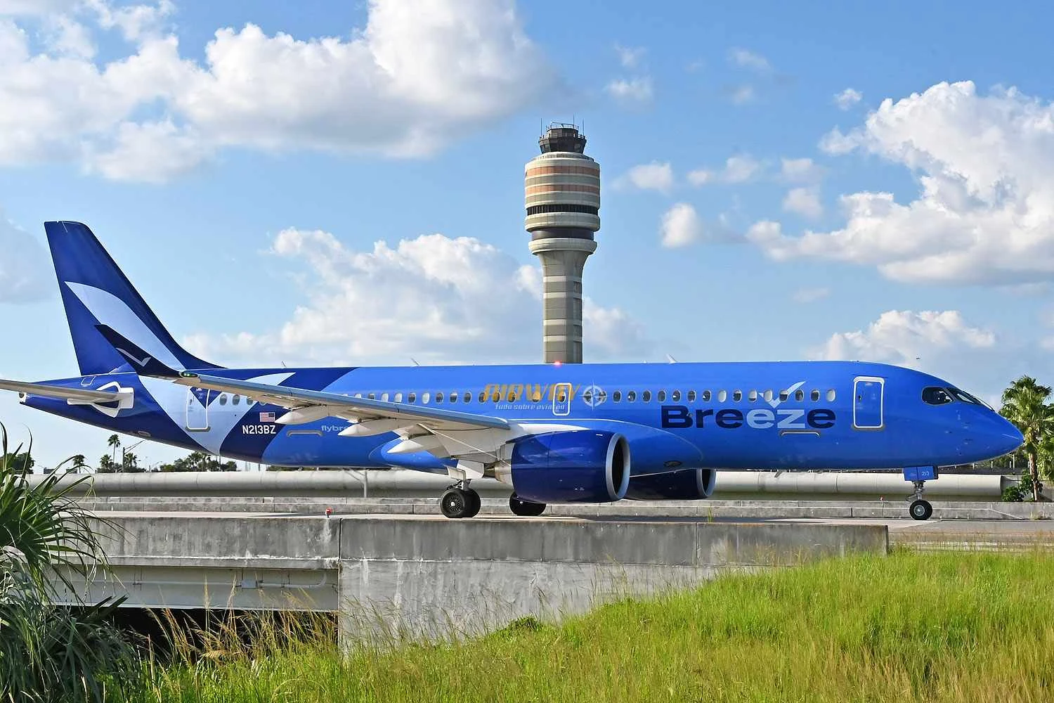 Empresa aérea de dono da Azul vai retirar seus jatos Embraer e ficar apenas com o A220