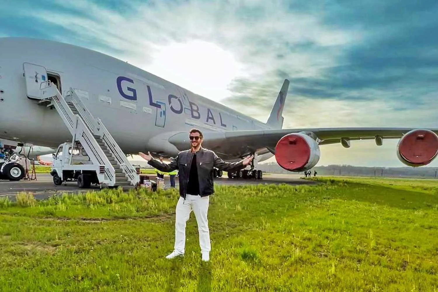 James Asquith, fundador da Global Airlines, com outro A380 usado para publicidade (GA)