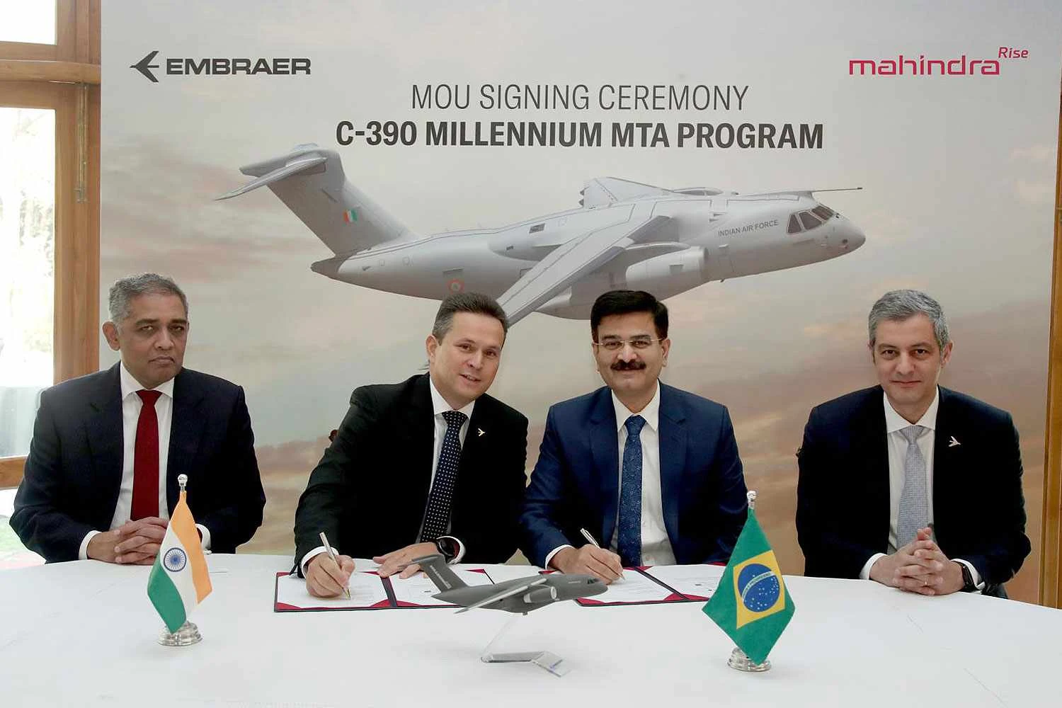 Representantes da Embraer e do grupo M&M assinam o acordo (Embraer)