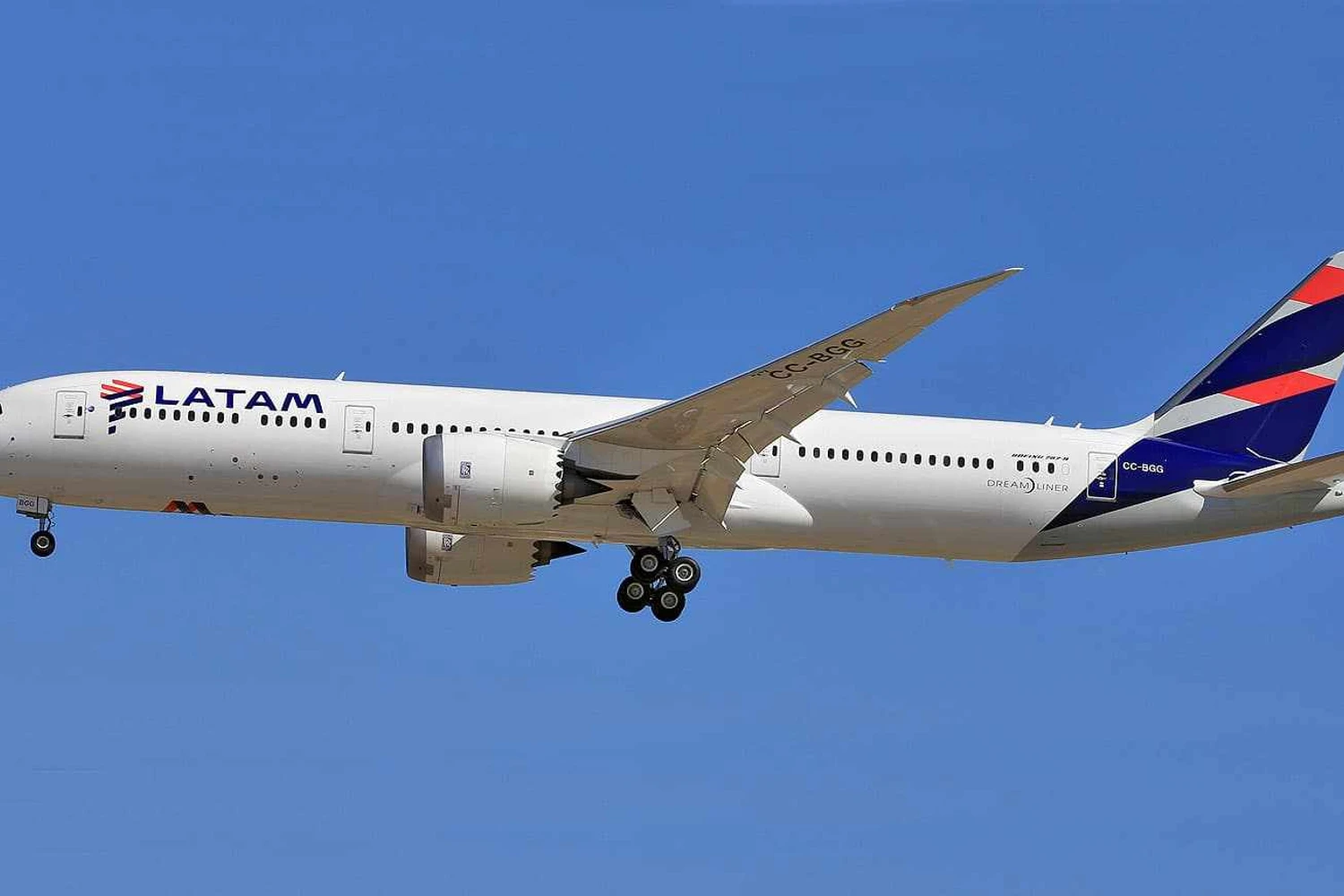 Assento do piloto é foco de investigação no mergulho do Boeing 787 da LATAM, diz site