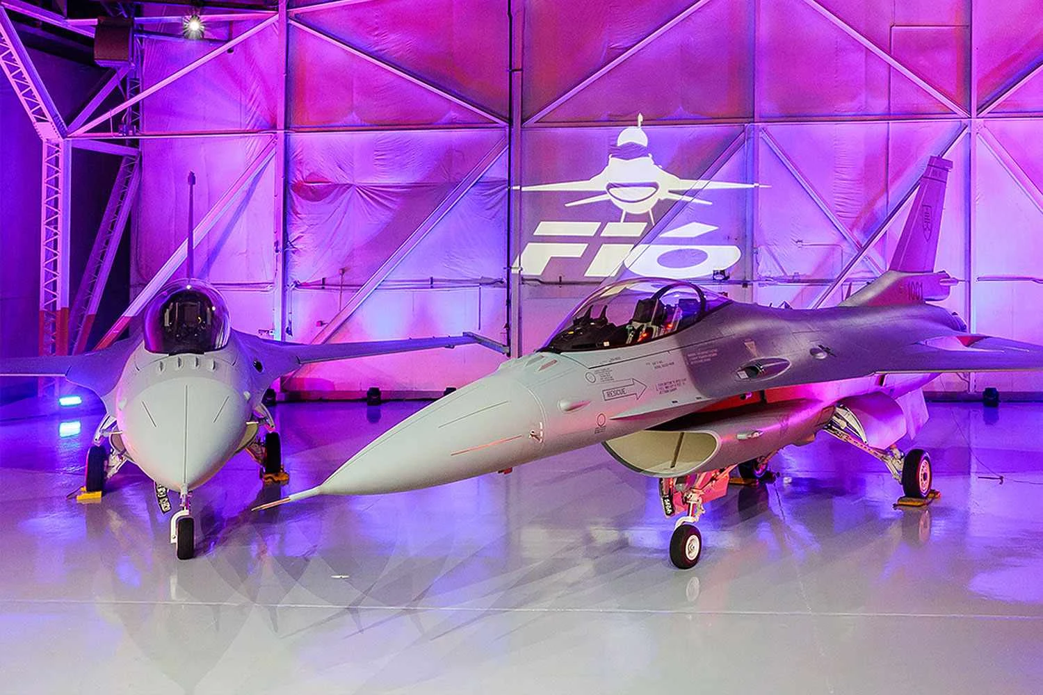 Lockheed Martin entrega os dois primeiros caças F-16 Bloco 70 da Eslováquia