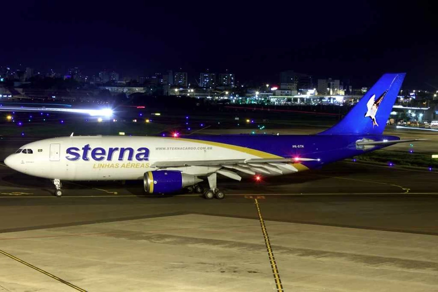 O vistoso A300 da Sterna é visto aqui em Porto Alegre, em tempos felizes antes do acidentes em Recife. Foto: Rafael Luis Canossa via Wikimedia Commons.