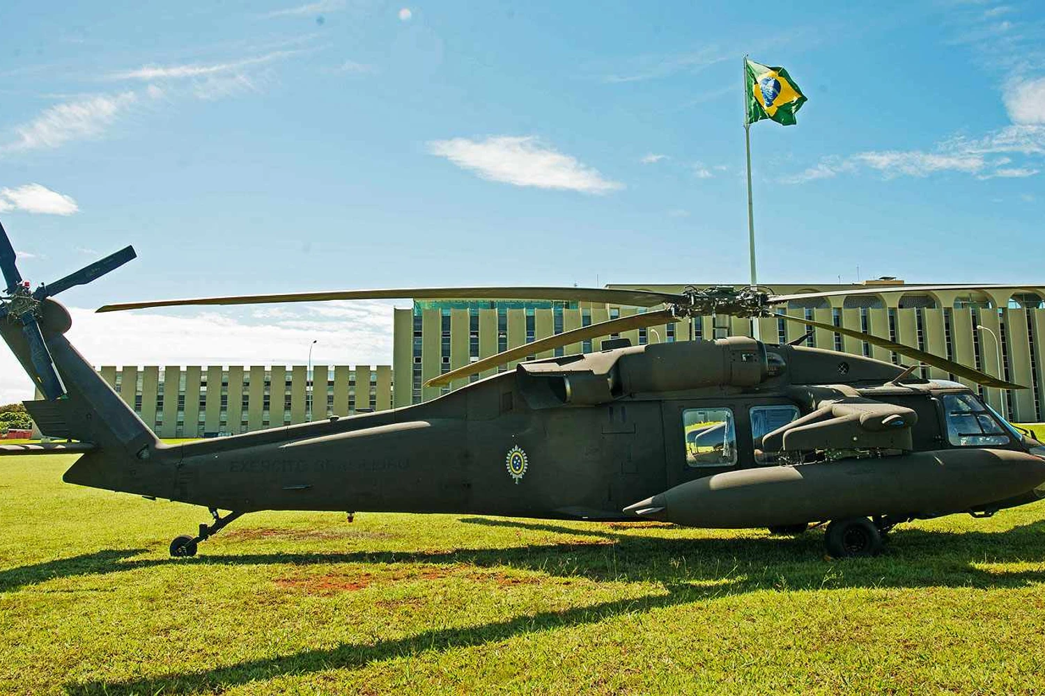 Estados Unidos viabilizam venda de 12 helicópteros UH-60M Black Hawk para o Brasil