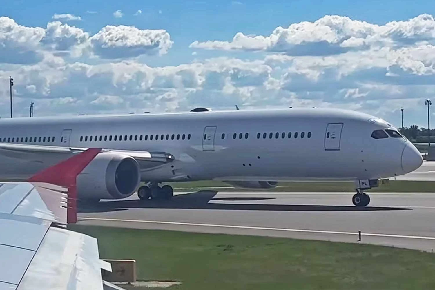 Austrian Airlines recebe seu primeiro Boeing 787 mas sem pintura
