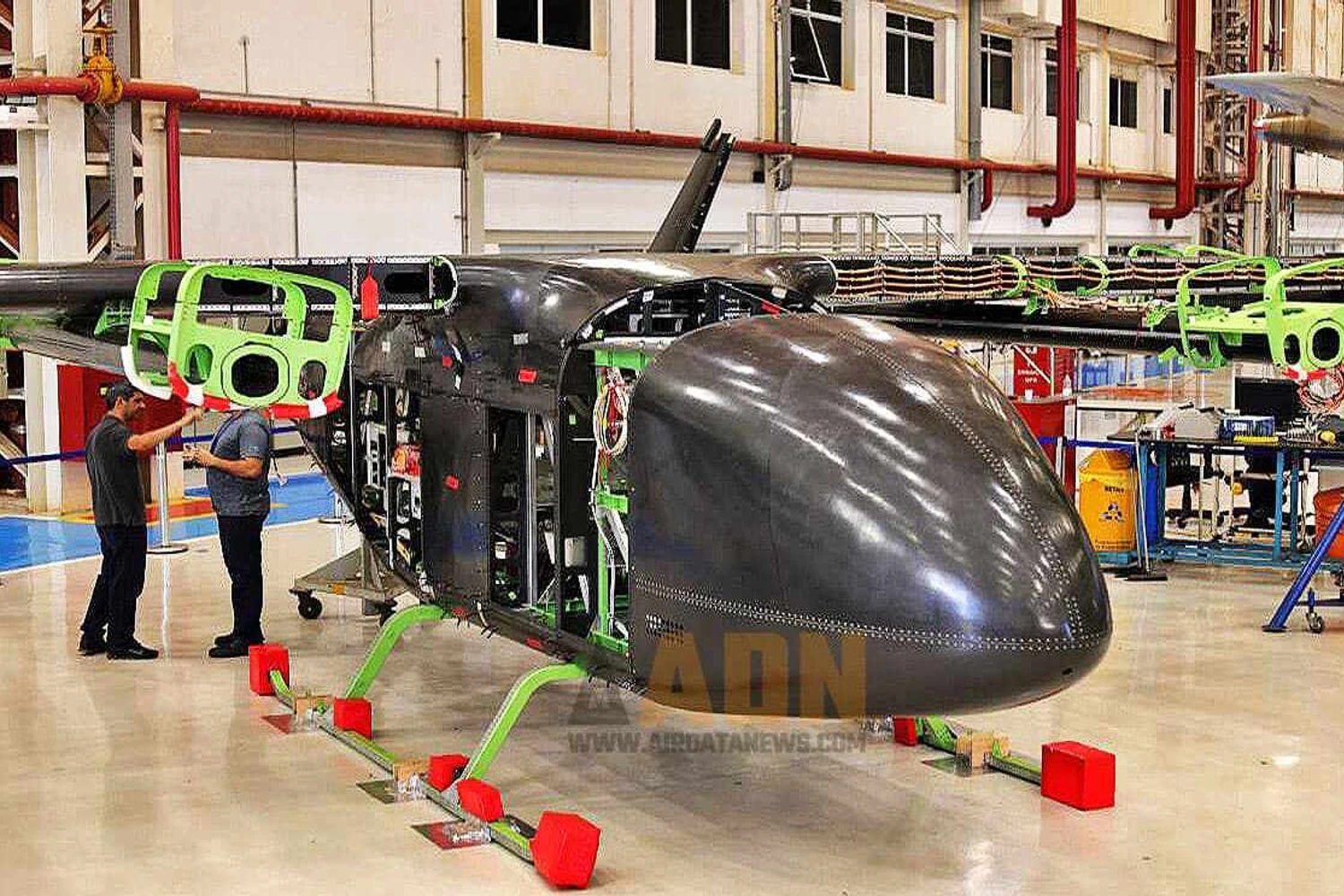 Embraer revela protótipo de "táxi voador" em montagem avançada