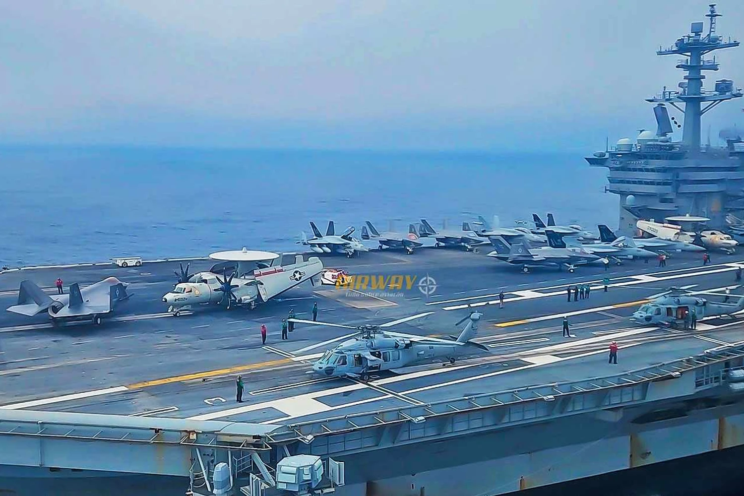 Passagem do porta-aviões nuclear dos EUA pelo Brasil tem simulados em alto mar e caça F-35 pousando na base da Marinha