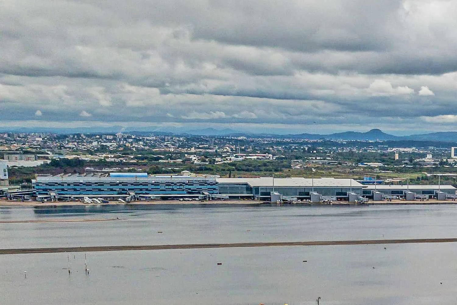 Devastado pelas chuvas, aeroporto de Porto Alegre é reaberto após cinco meses