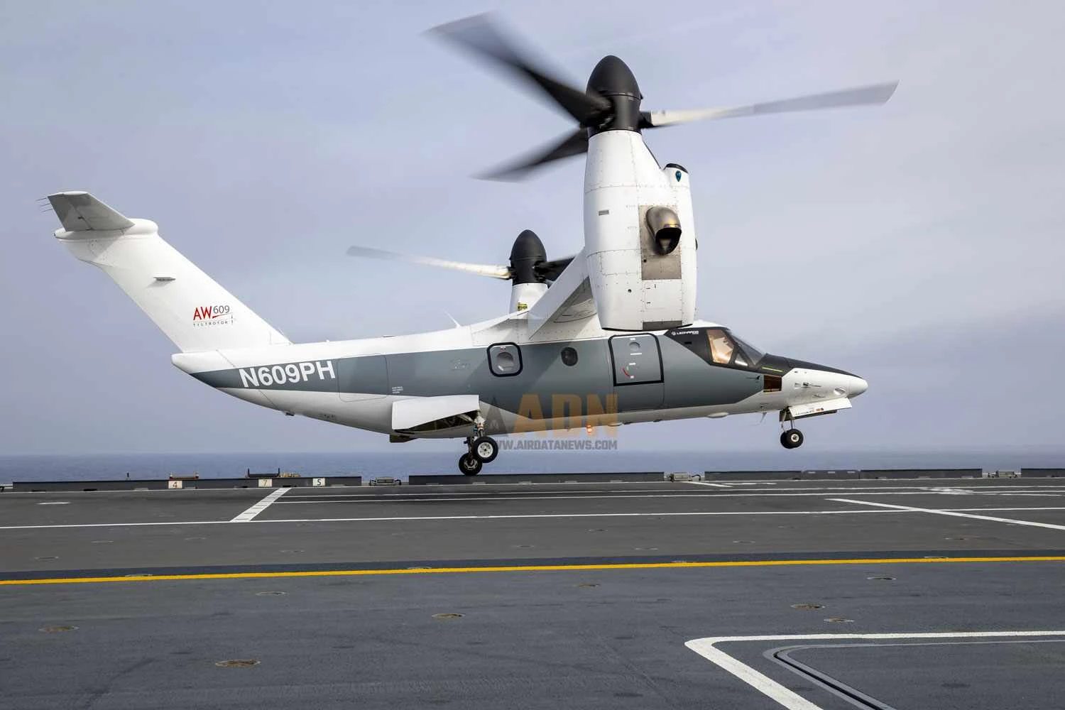Tiltrotor Leonardo AW609 fez ensaios em porta-aviões italiano