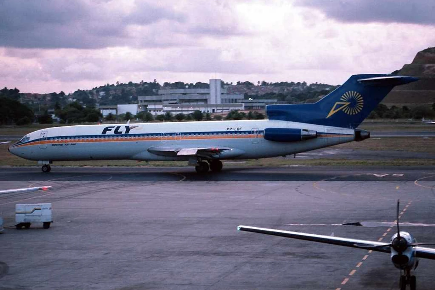 Primeiro avião da Fly, PP-LBF, preparando para mais um voo. Foto: Jetpix via Wikimedia Commons.