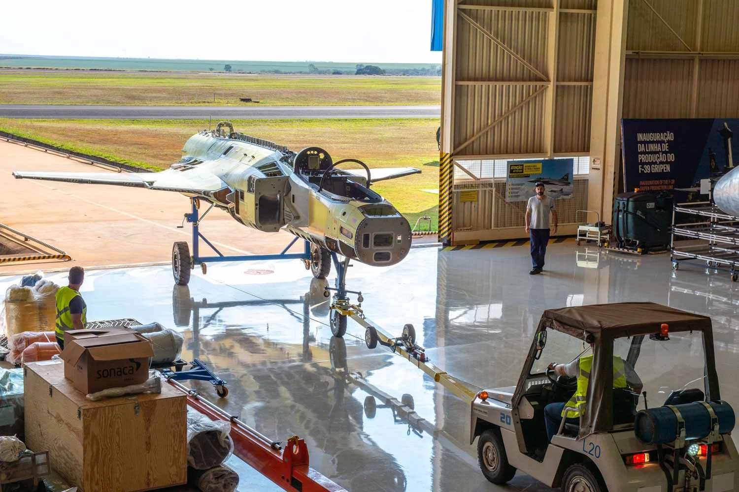 Primeiro caça Gripen 'brasileiro' será entregue em 2025