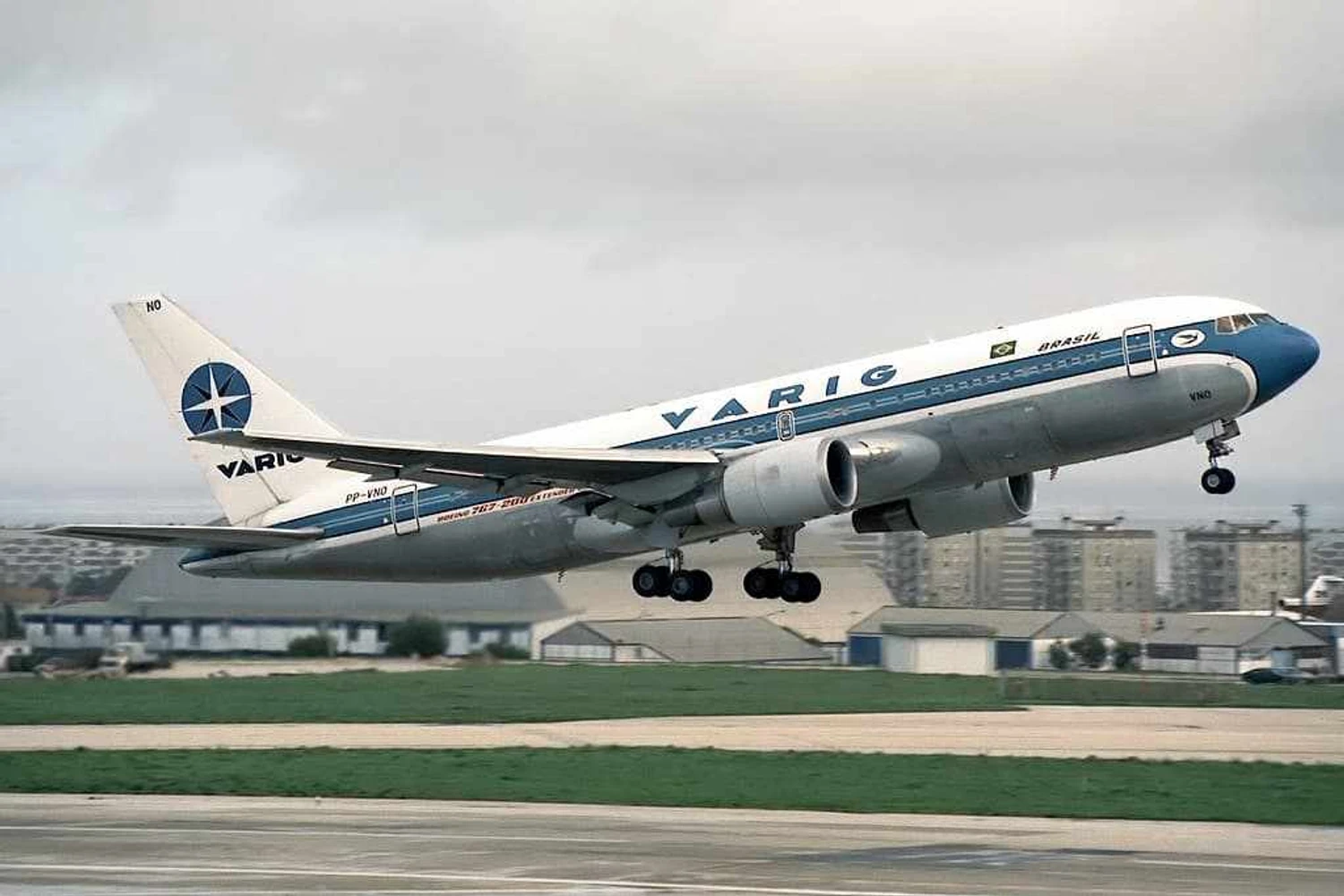 Boeing 767-200ER da VARIG decolando de Lisboa rumo ao Brasil. Por décadas foi a líder da ligação entre Brasil e Portugal, postou que perdeu para a TAP a partir da década de 1990. Foto: Pedro Aragão via Wikimedia Commons.