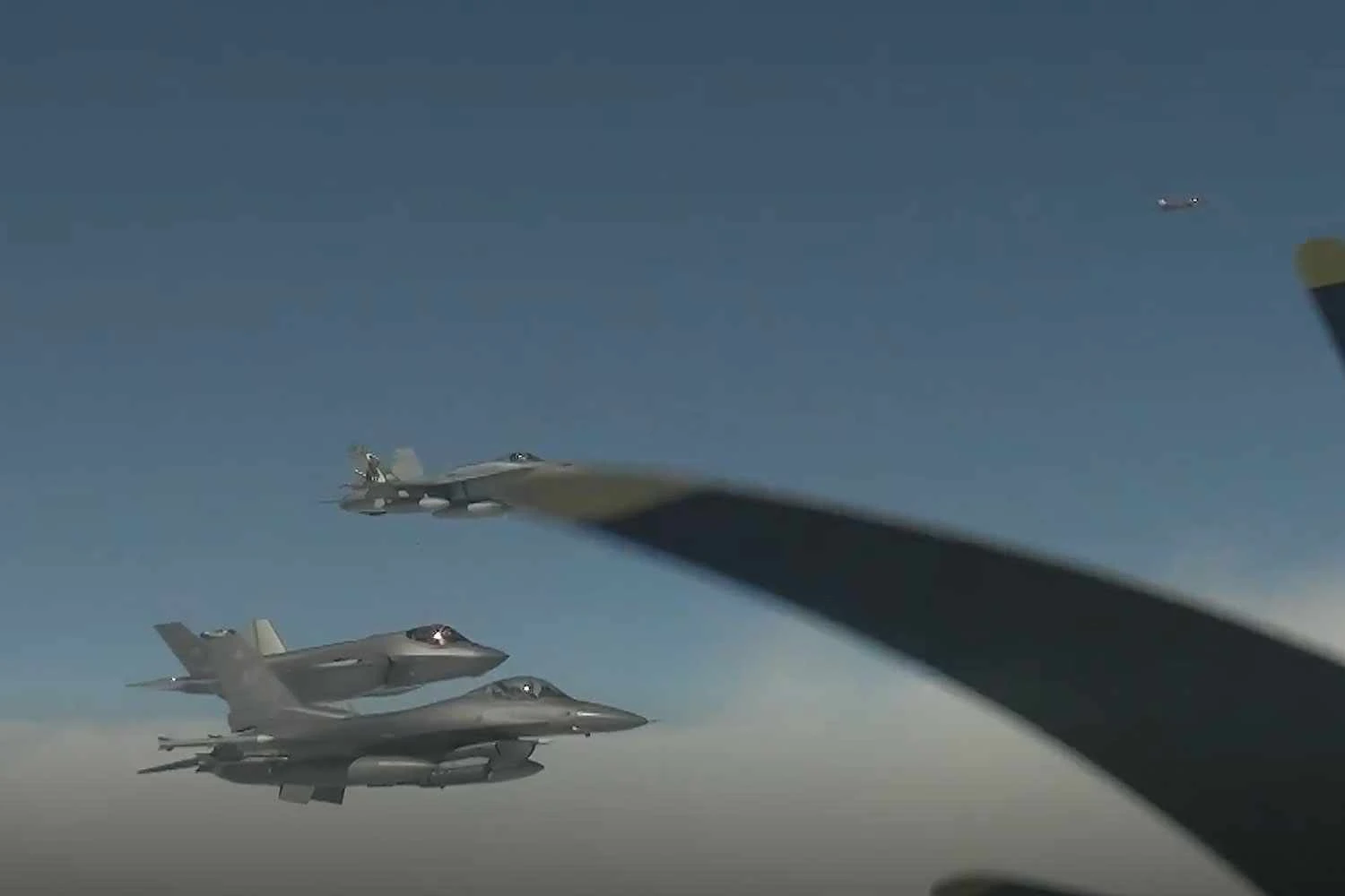 Bombardeiros militares russos e chineses voam juntos próximos ao Alasca