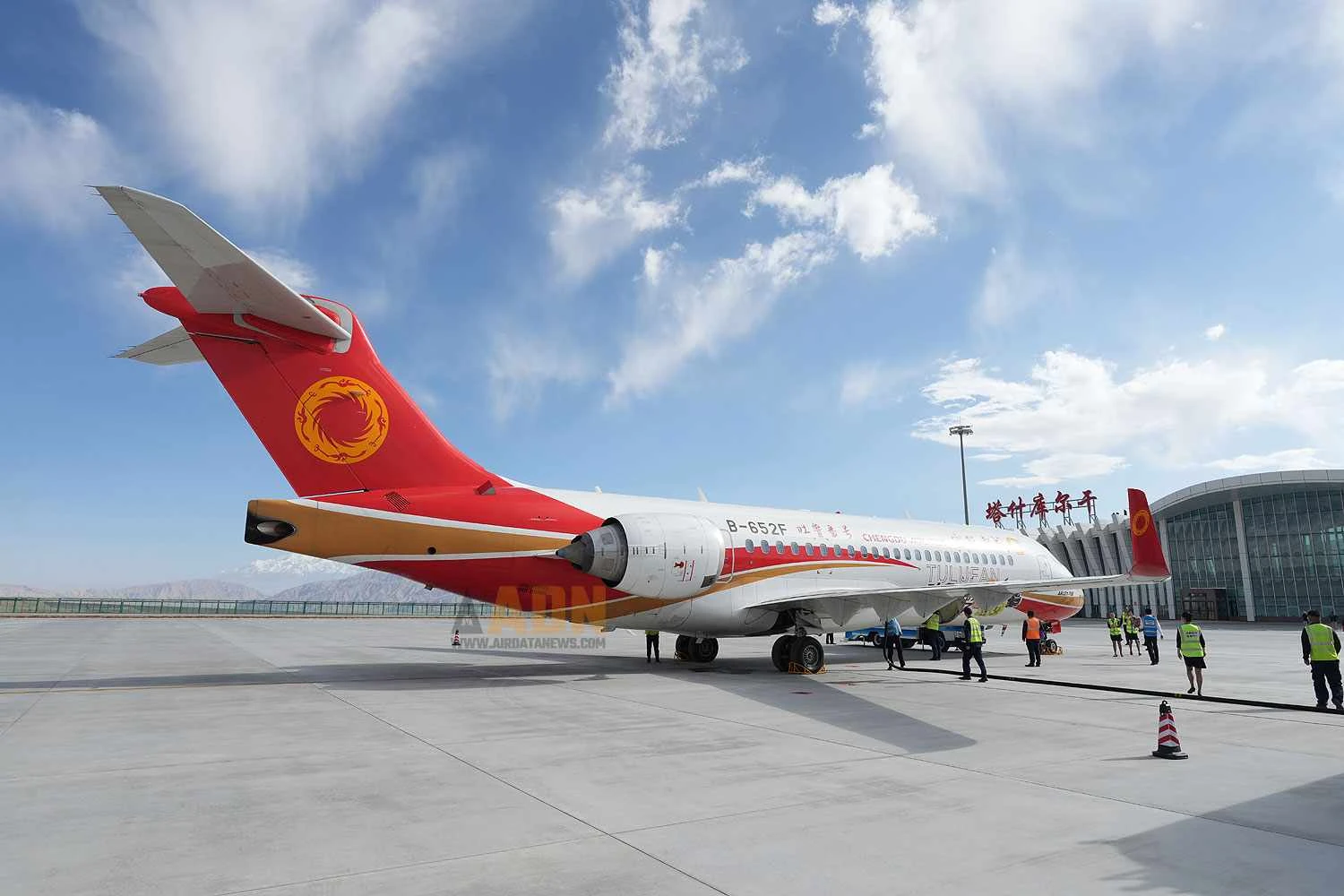 Jato chinês ARJ21 faz estreia em aeroporto em grande altitude
