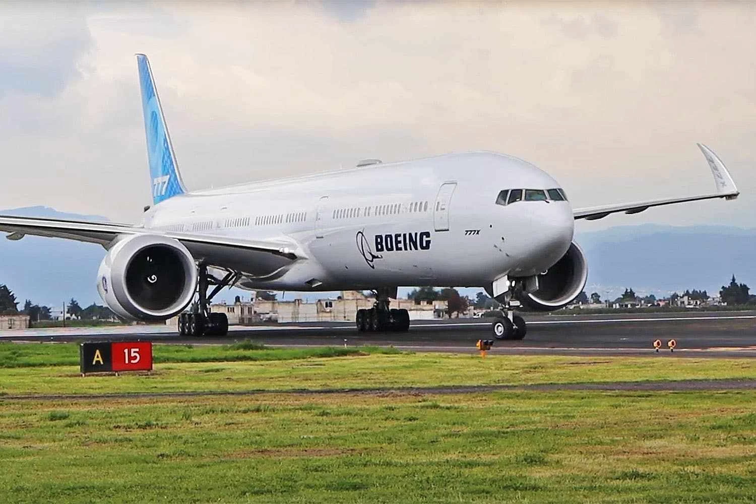 Boeing 777-9 voa para aeroporto de grande altitude no México para certificação pela FAA
