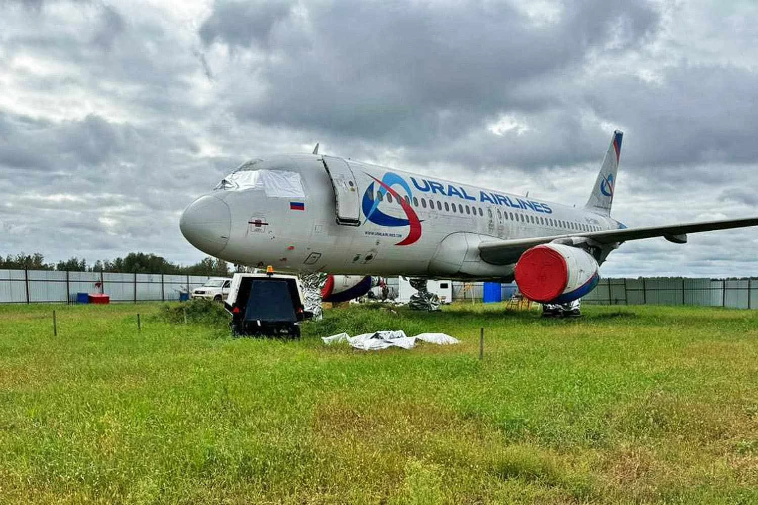 Airbus que ficou preso em campo de trigo na Rússia começou a ser desmontado