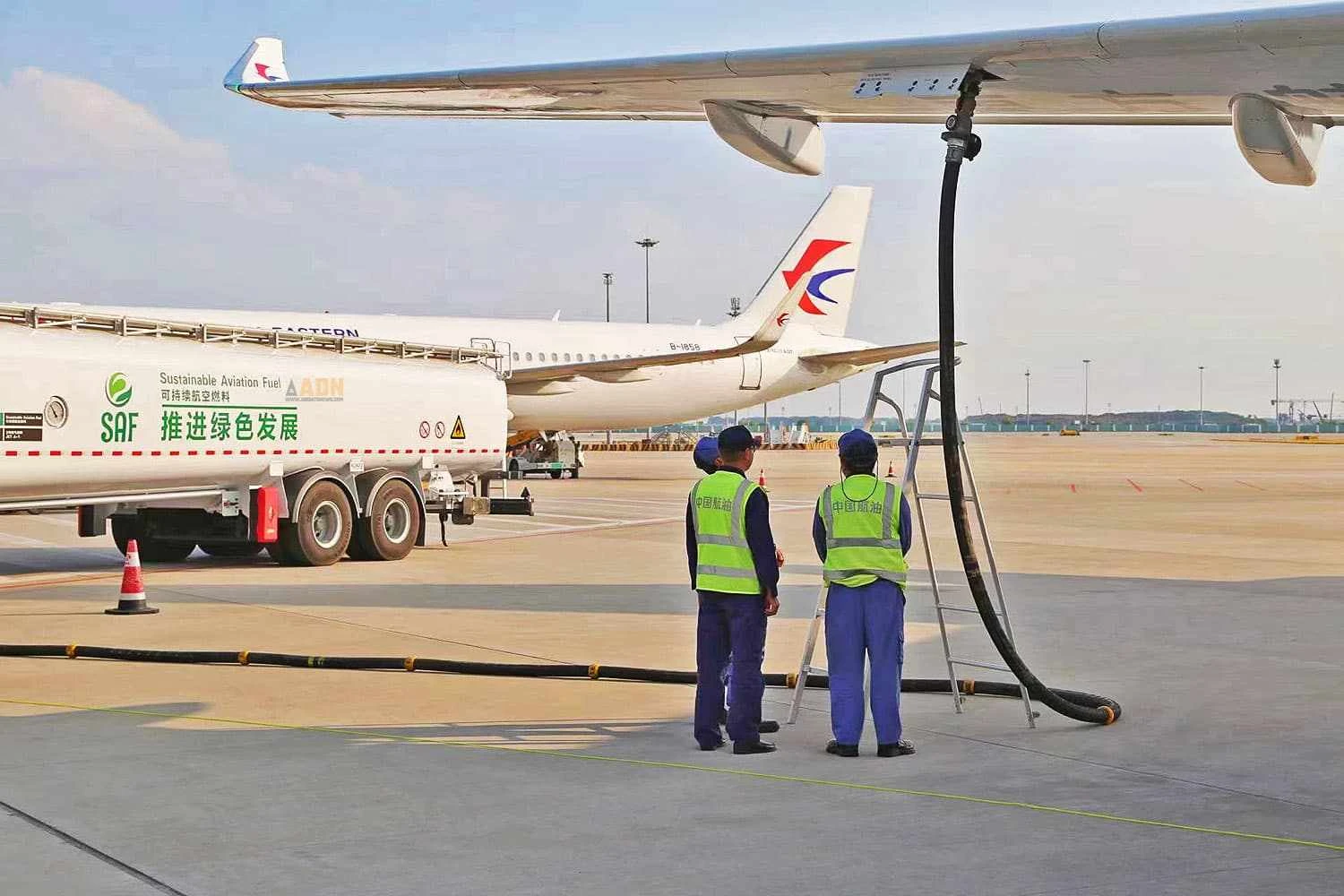 Jato chinês COMAC C919 voa com combustível sustentável