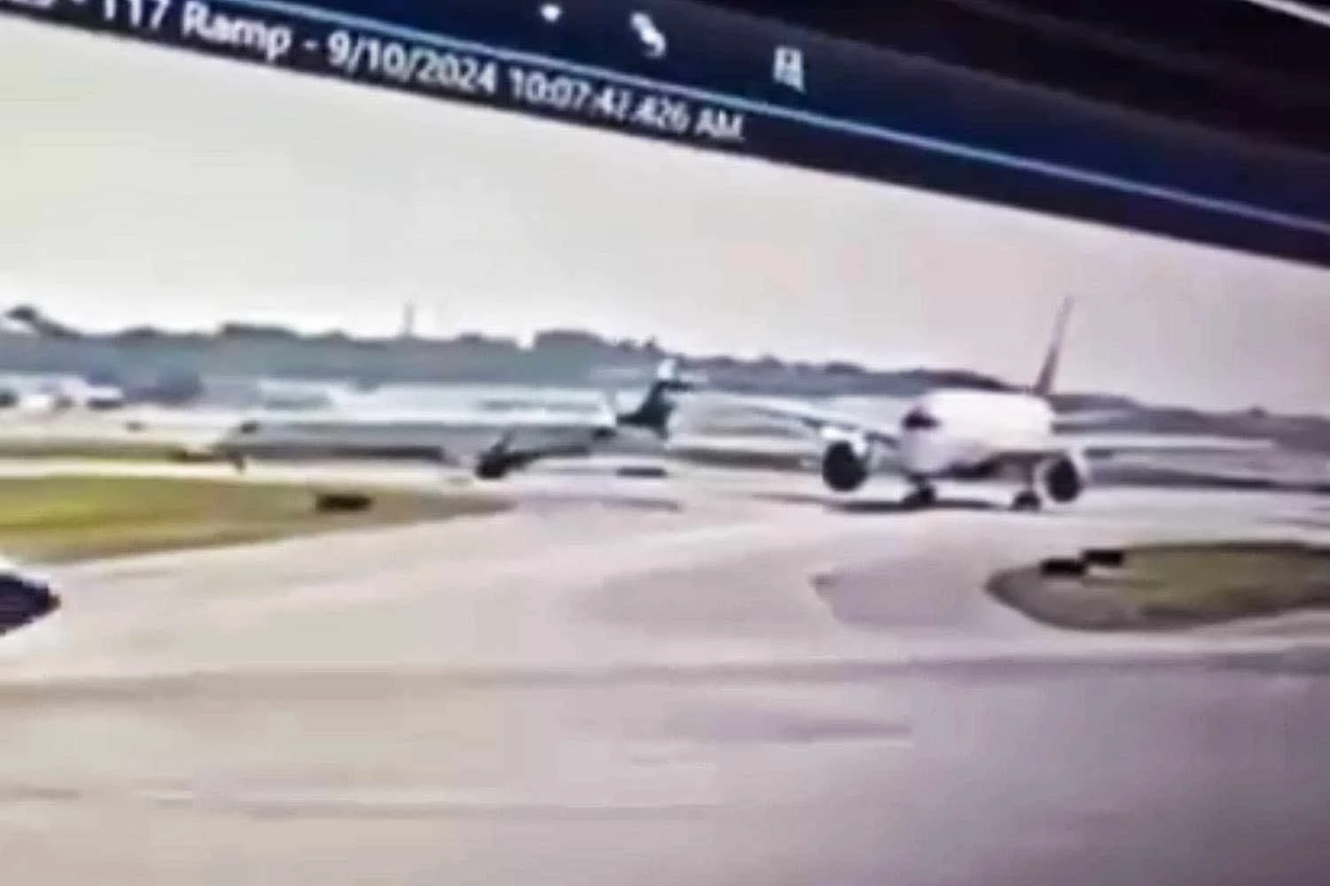 Momento em que a asa direita do A350 atinge a cauda do CRJ900