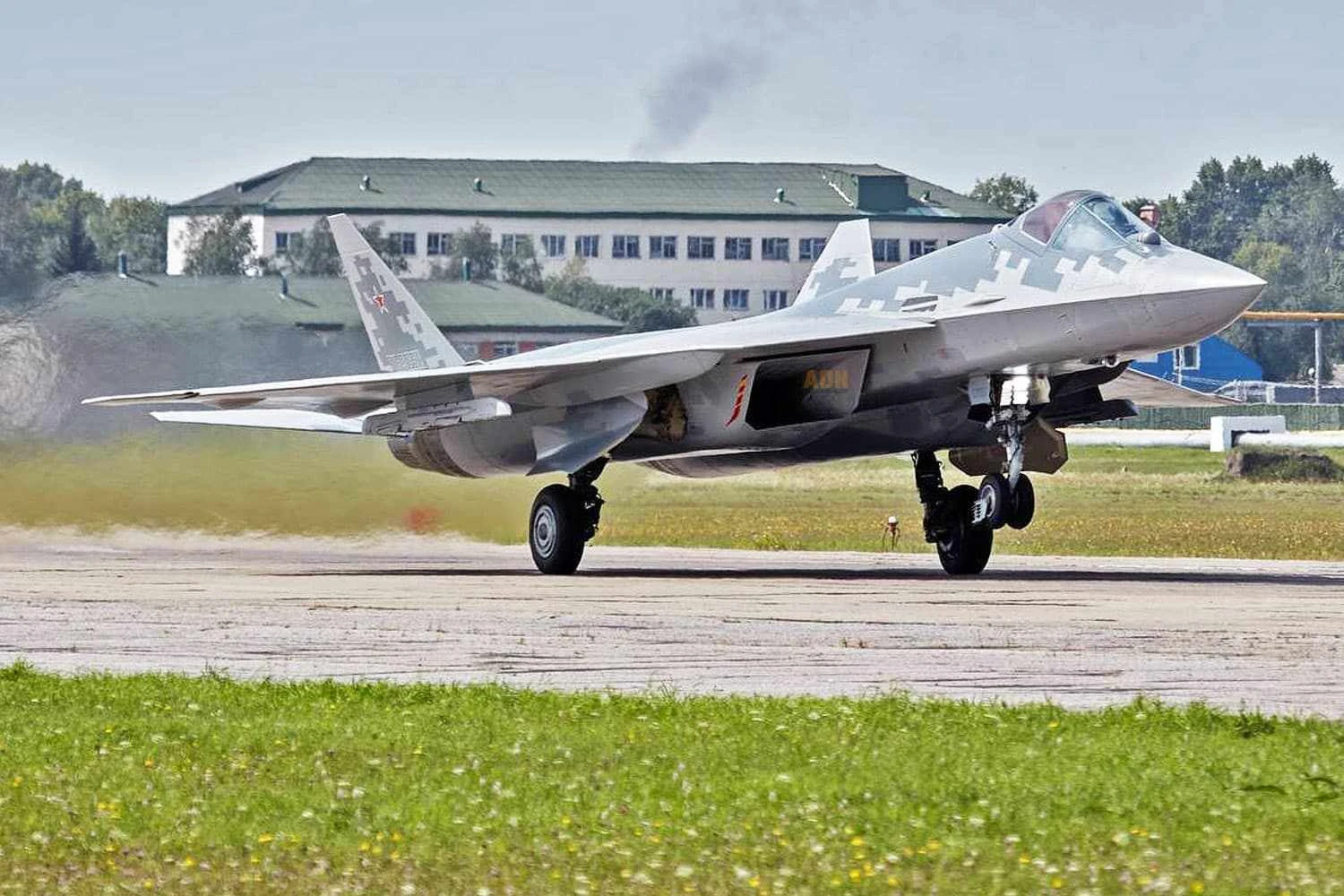 Ucrânia afirma ter atingido caças Su-57 em ataque a 1.700 km dentro da Rússia