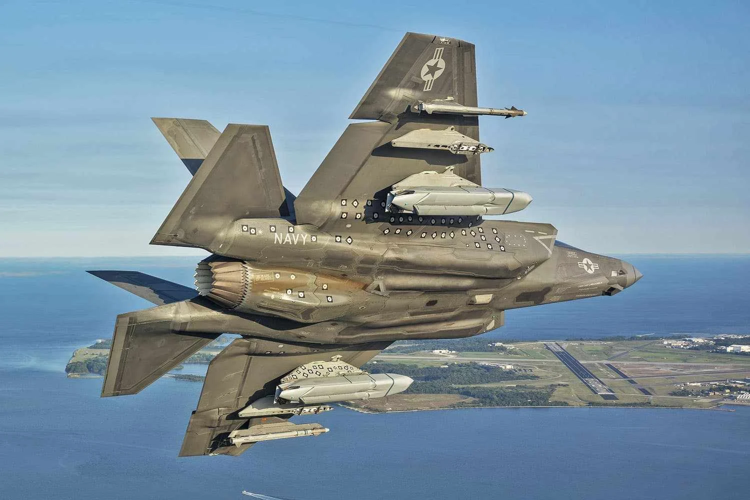 Caça naval F-35C é testado com mísseis anti-navio AGM-158C