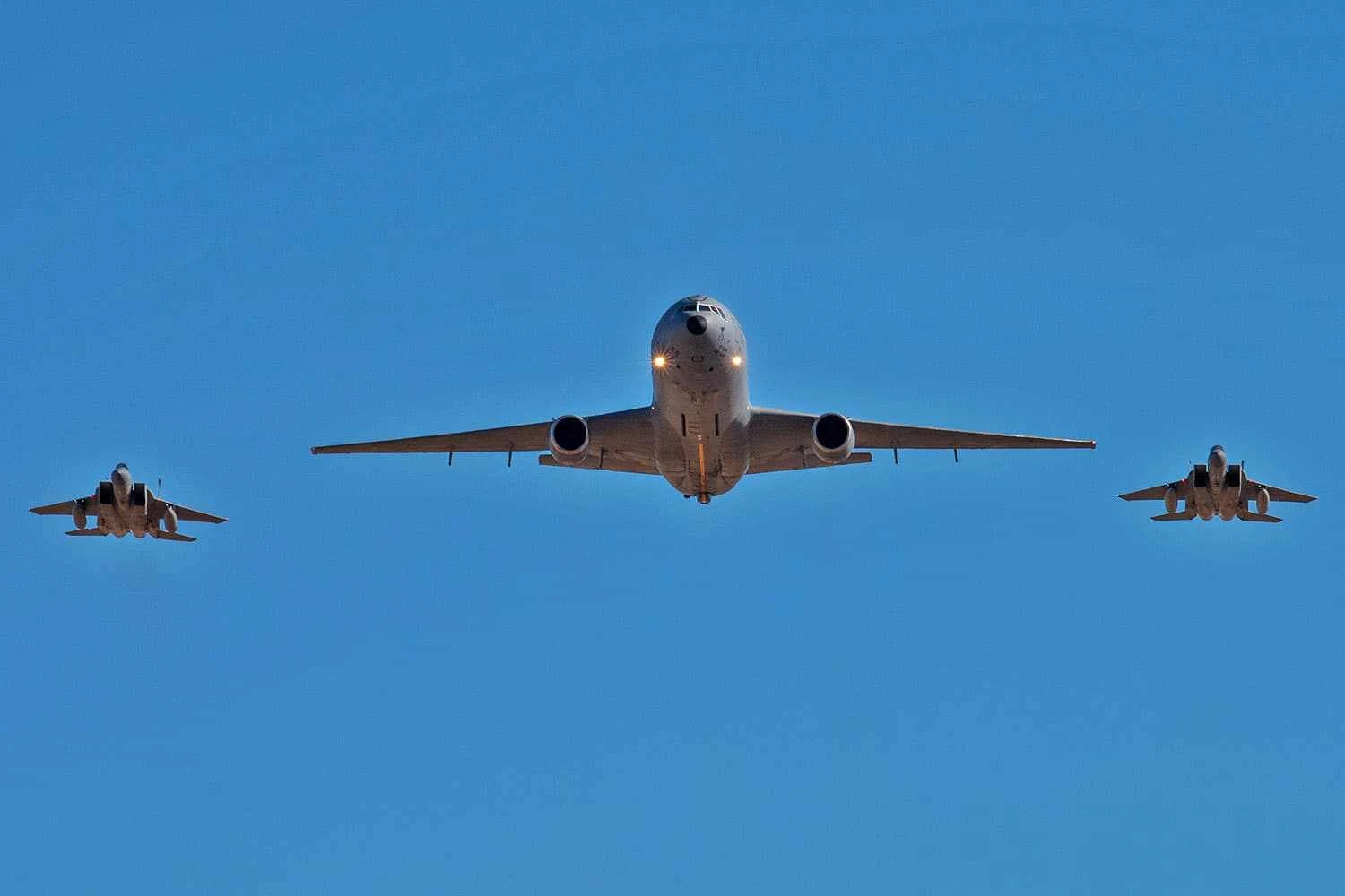 O KC-10 voa ao lado de caças F-15