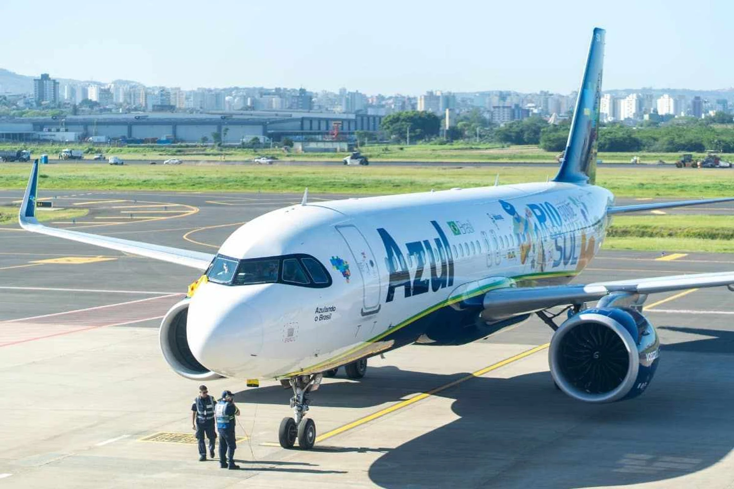 Após quase seis meses, primeira aeronave aterrissa em Porto Alegre