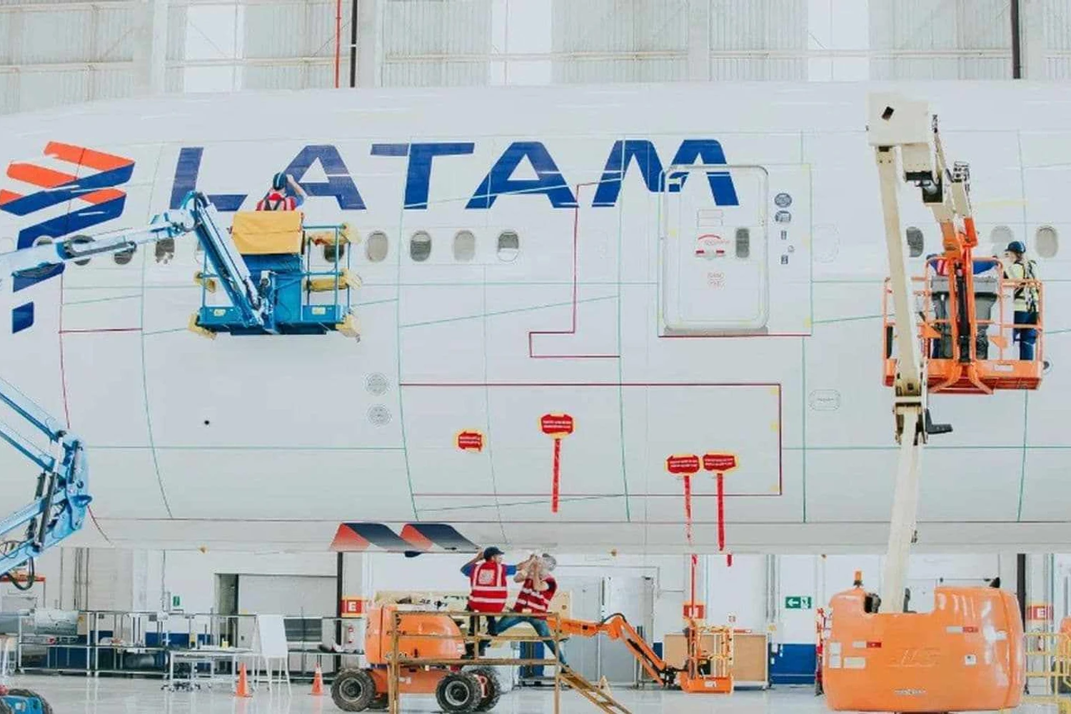 LATAM terá cinco Boeing 777-300 com "pele de tubarão"