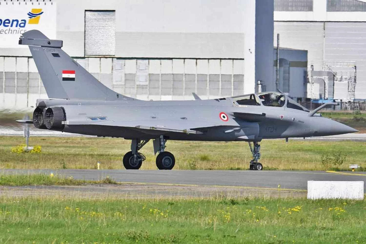 Primeiro caça Rafale F3 do Egito é flagrado na França