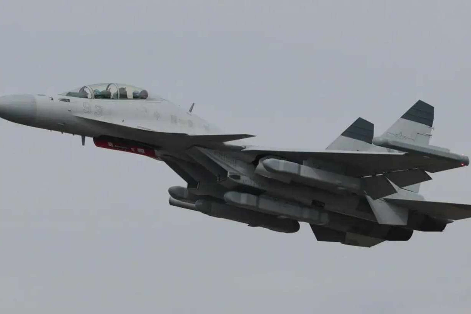 Marinha chinesa revela caça J-15D focado em guerra eletrônica