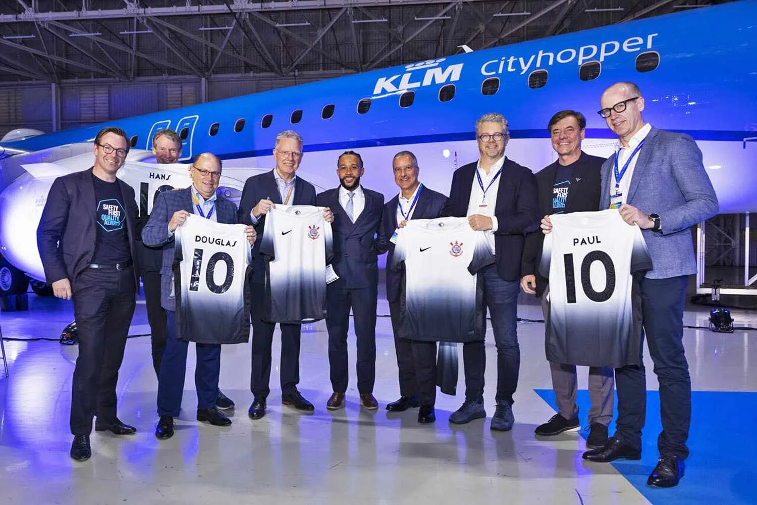 Jogador Memphis Depay, do Corinthians, 'entrega' jatos Embraer para a KLM