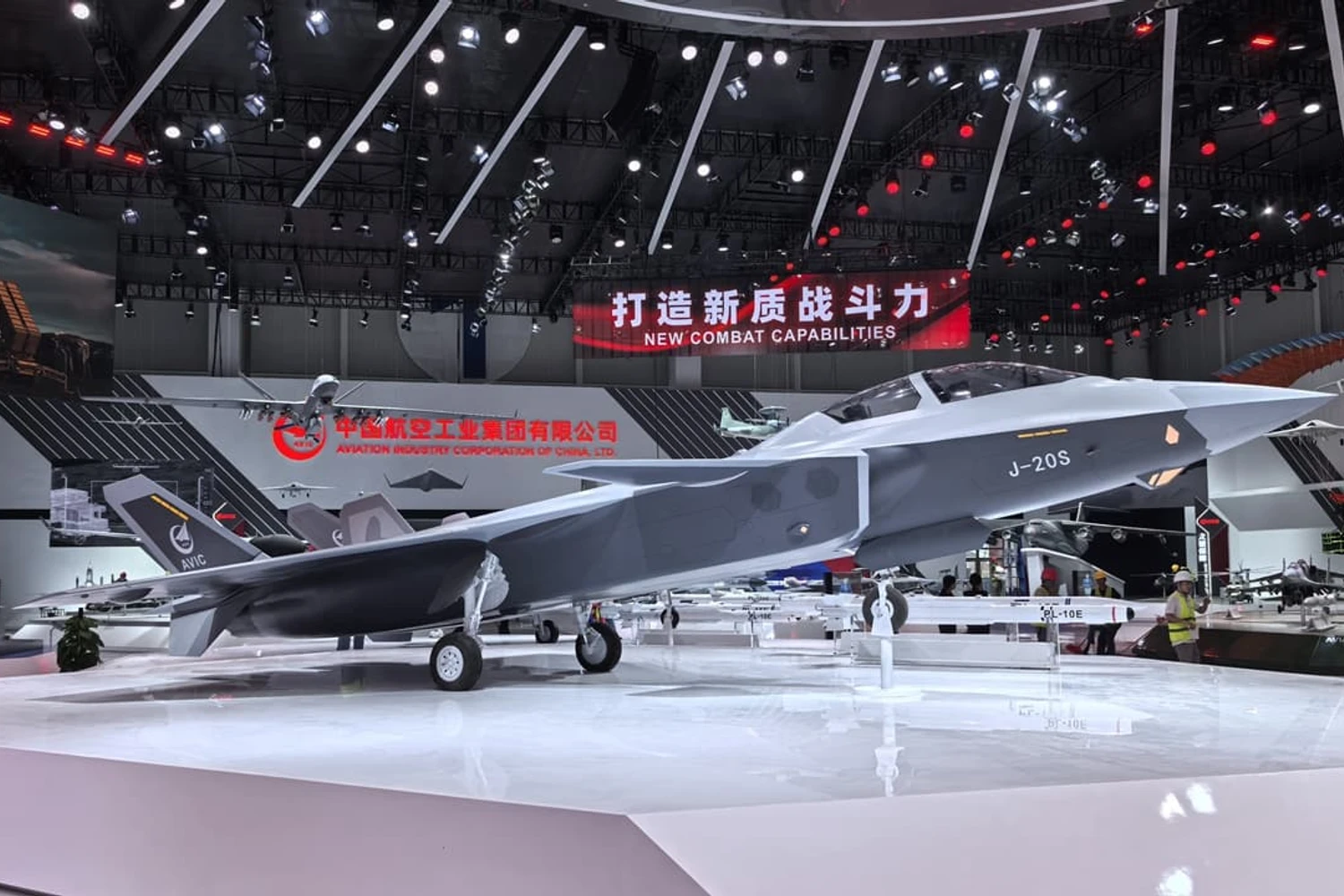 No Zhuhai Air Show 2024, China revela modelo em escala do caça J-20S