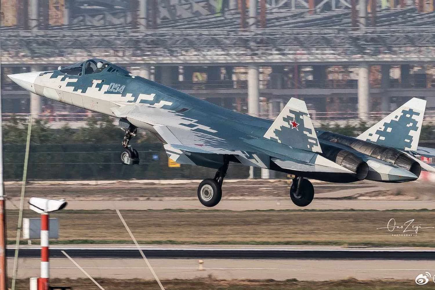 Caça invisível russo Sukhoi Su-57 pousa na China pela primeira vez