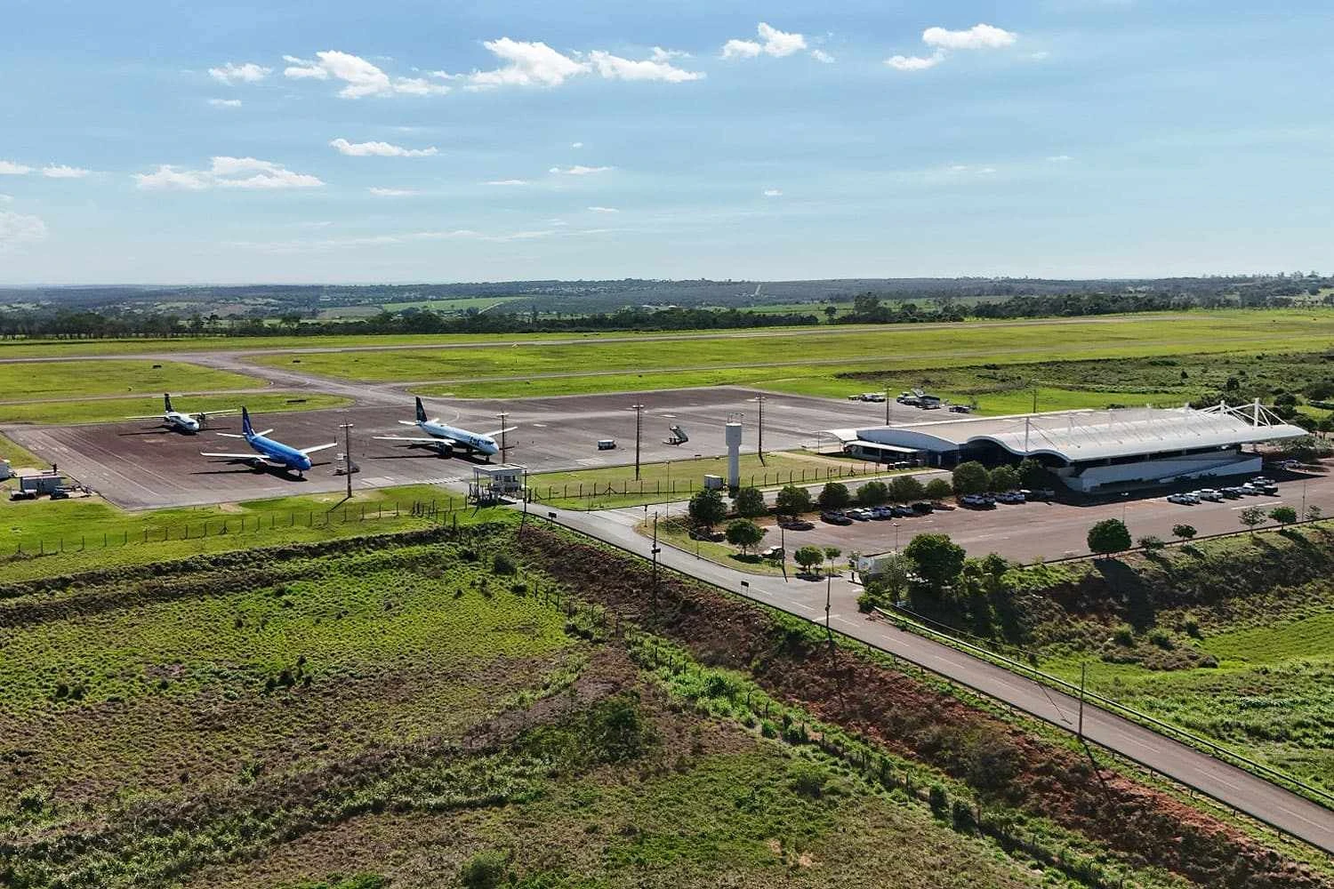 Perto do terminal de passageiros do aeroporto estavam um E195 devolvido pela Breeze, um ATR 72 e um E195-E2, que já voltou ao serviço (Reprodução/redes sociais)