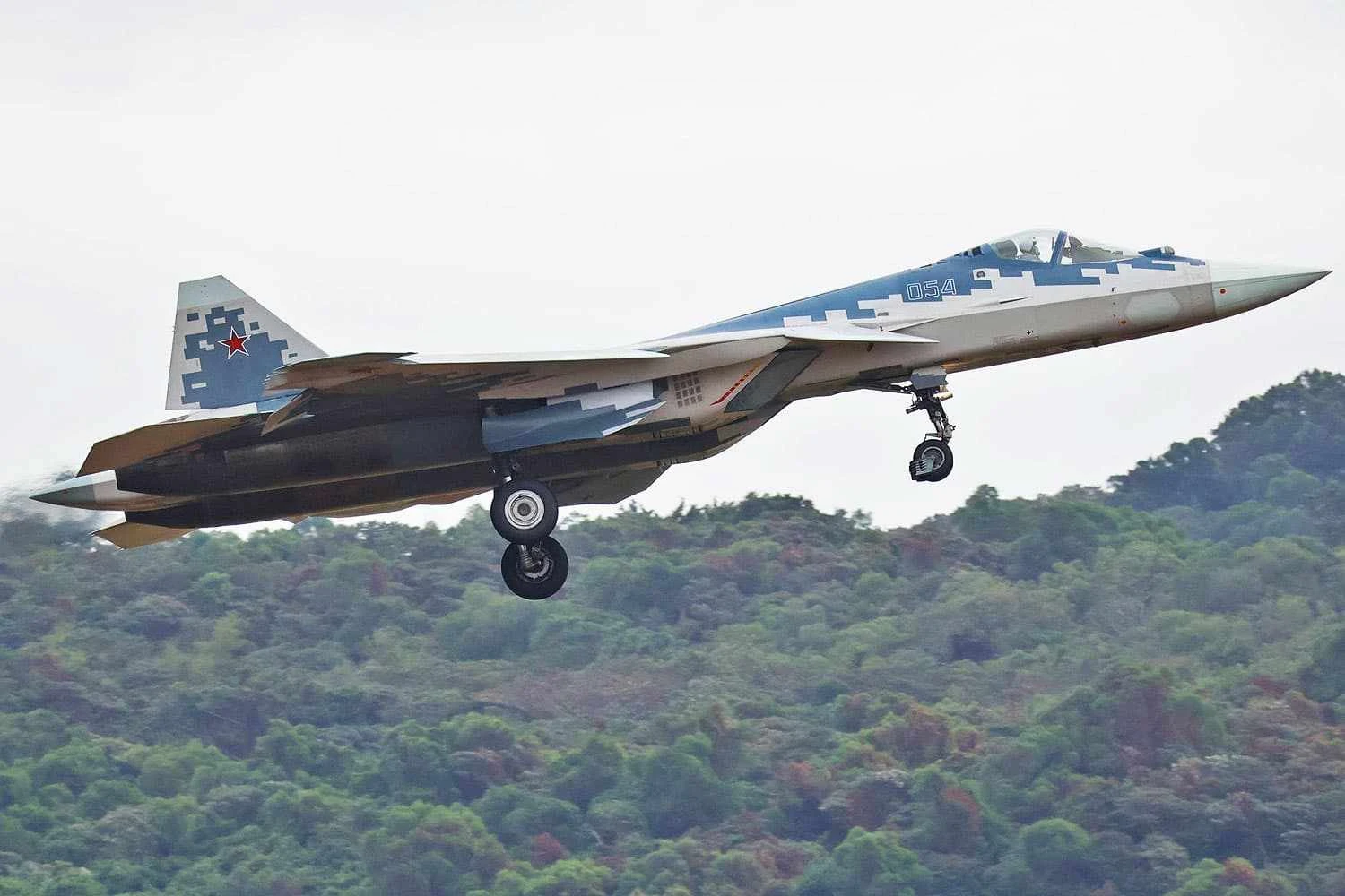 Rússia diz ter primeiros clientes para o caça Sukhoi Su-57. Será?