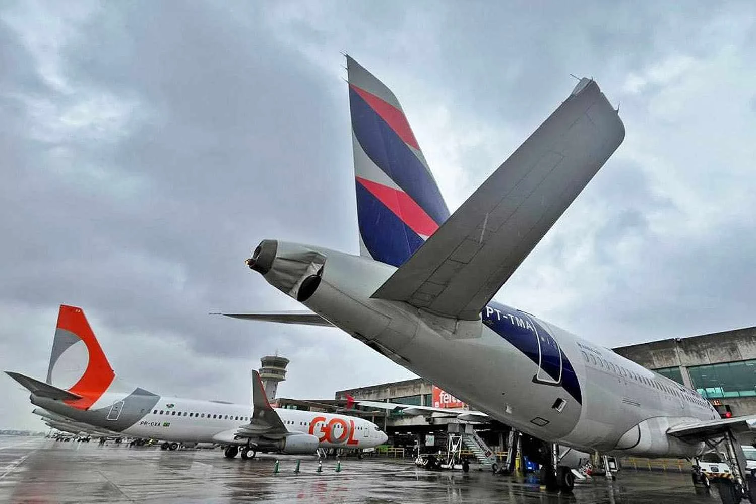Dois Airbus da LATAM se chocam no solo em Congonhas
