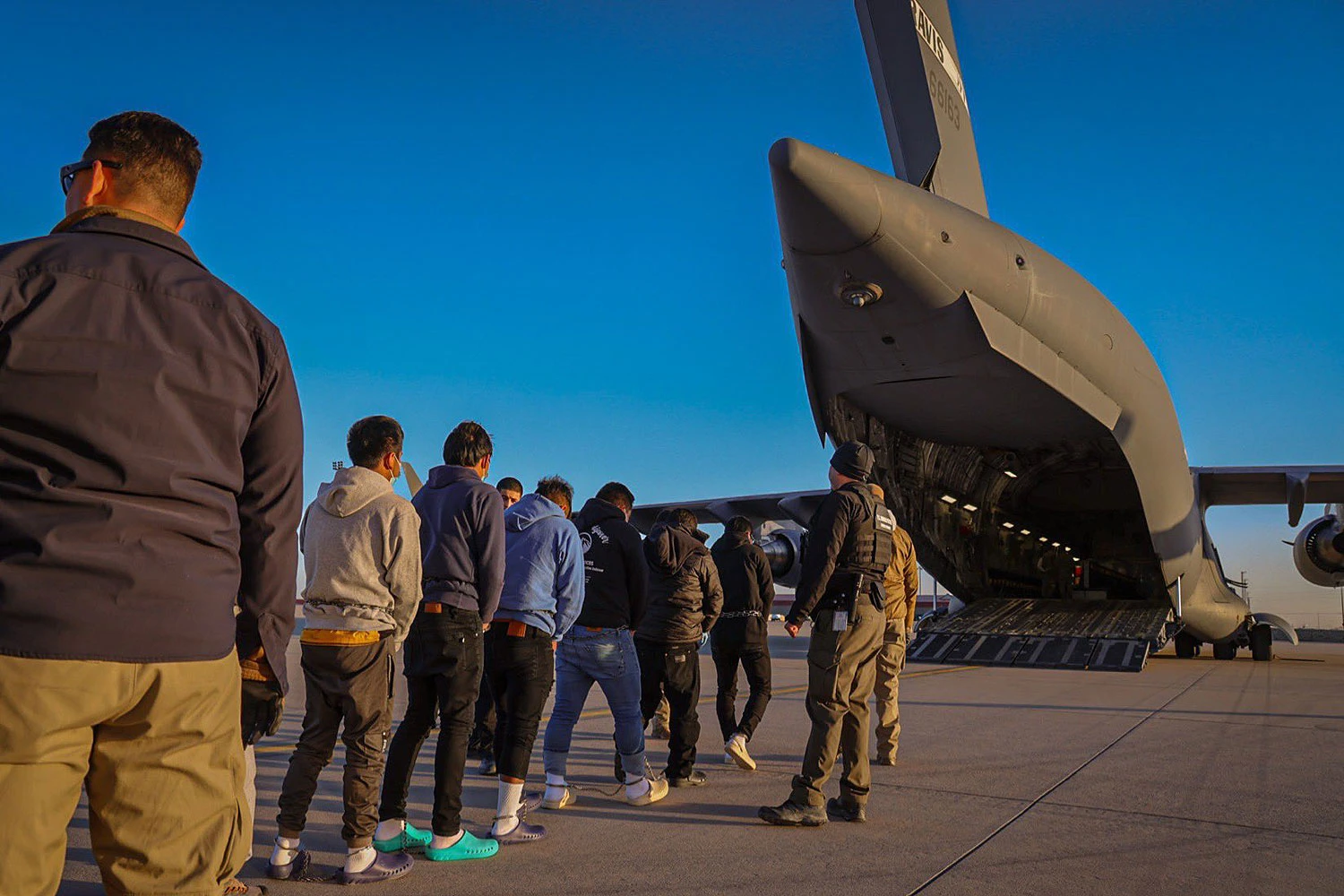 Força Aérea dos EUA usa cargueiros C-17 para deportar imigrantes para a Guatemala