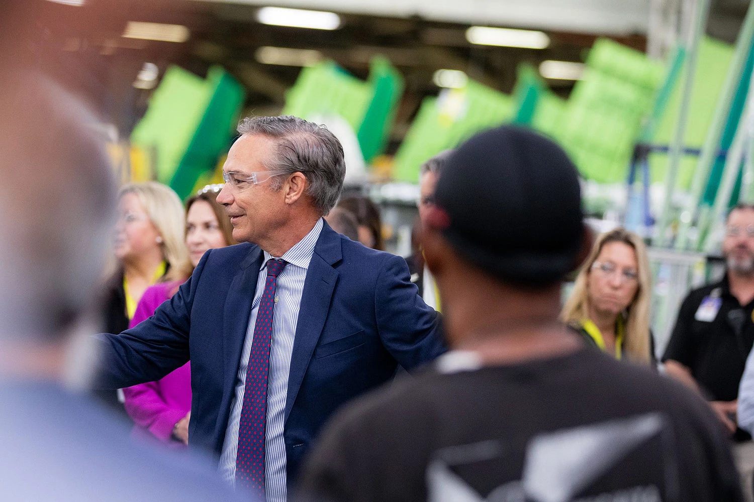 Kelly Ortberg, novo CEO da Boeing, em visita a uma das fábricas (Boeing)