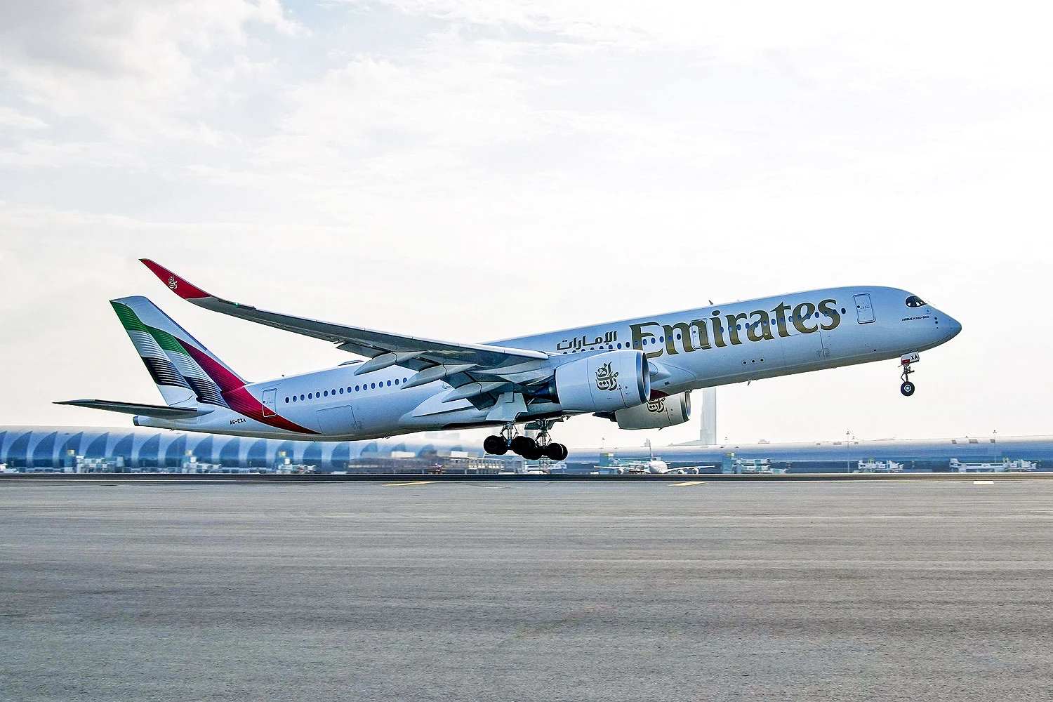 O A350 da Emirates decolando de Dubai (Emirates Airline)