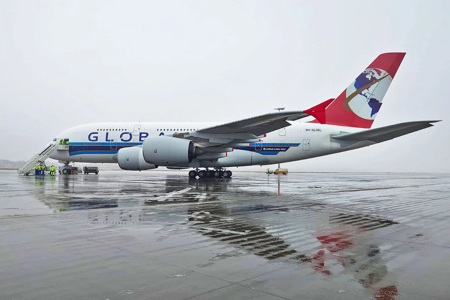 Airbus A380 da Global Airlines ganha parte da pintura antes de voar para Portugal