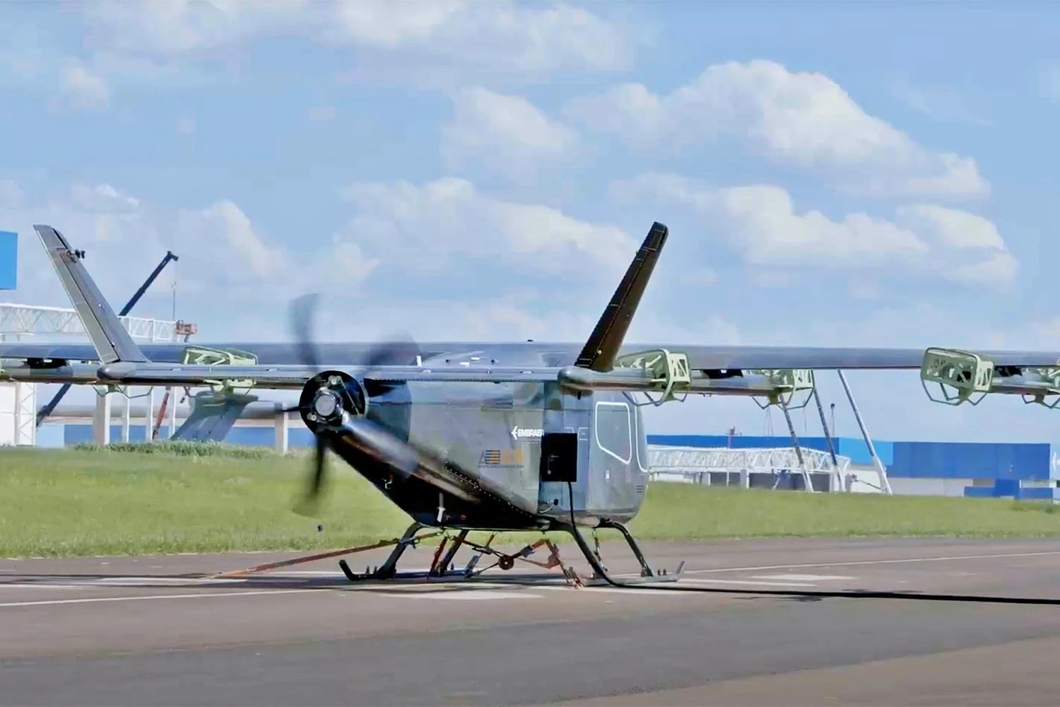 'Carro voador' da Embraer aciona motor pela primeira vez