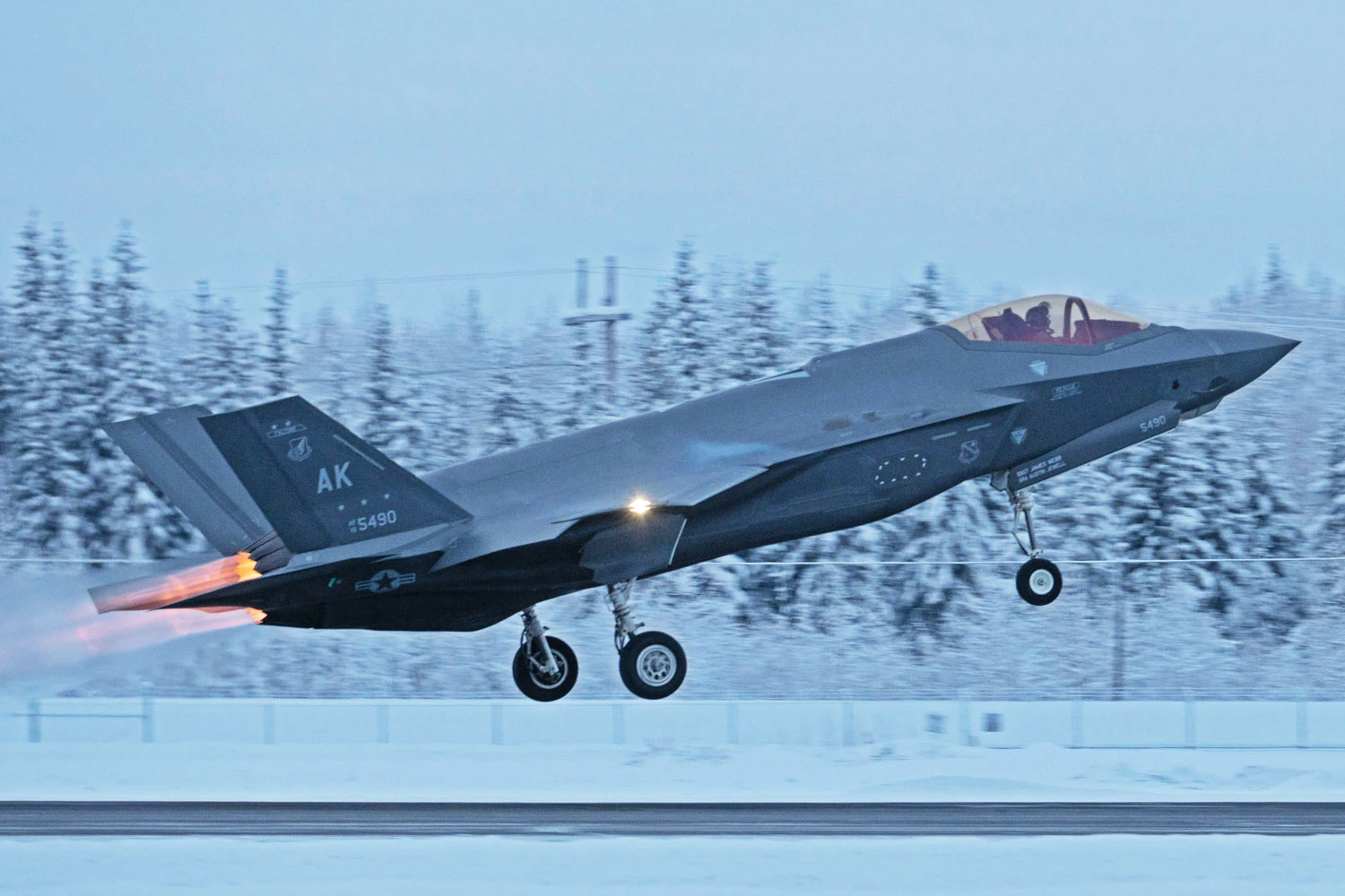 Um F-35 decola da Base Aérea de Eielson (USAF)