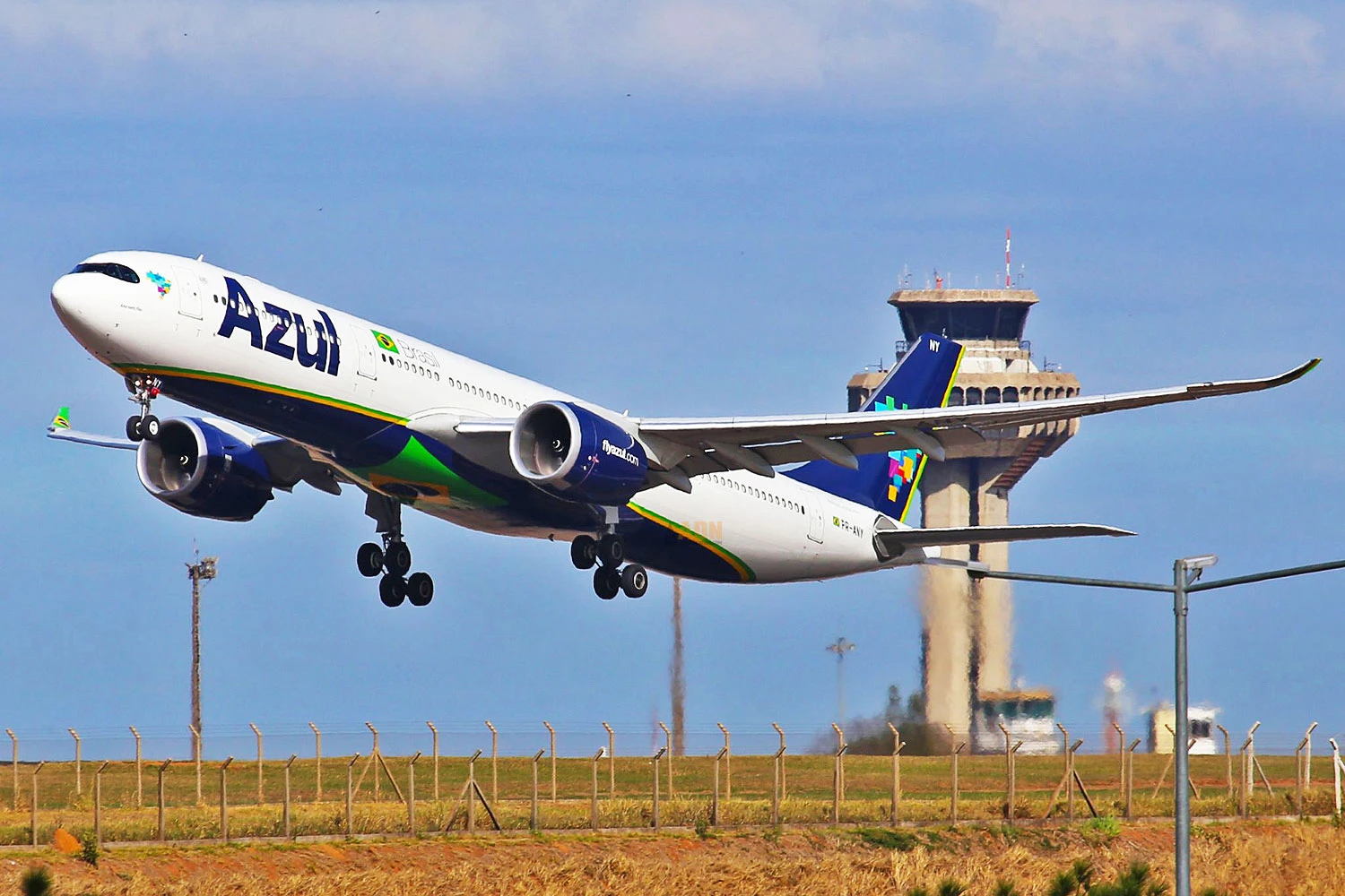 Azul anuncia voos para Porto e Montevidéu a partir de Viracopos