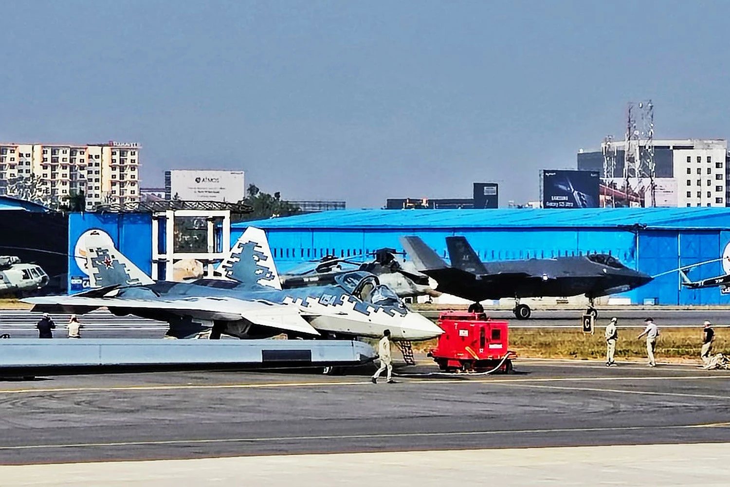 Encontro dos caças invisíveis aos radares ocorre na Aero India 2025 (ReviewVayu via X)