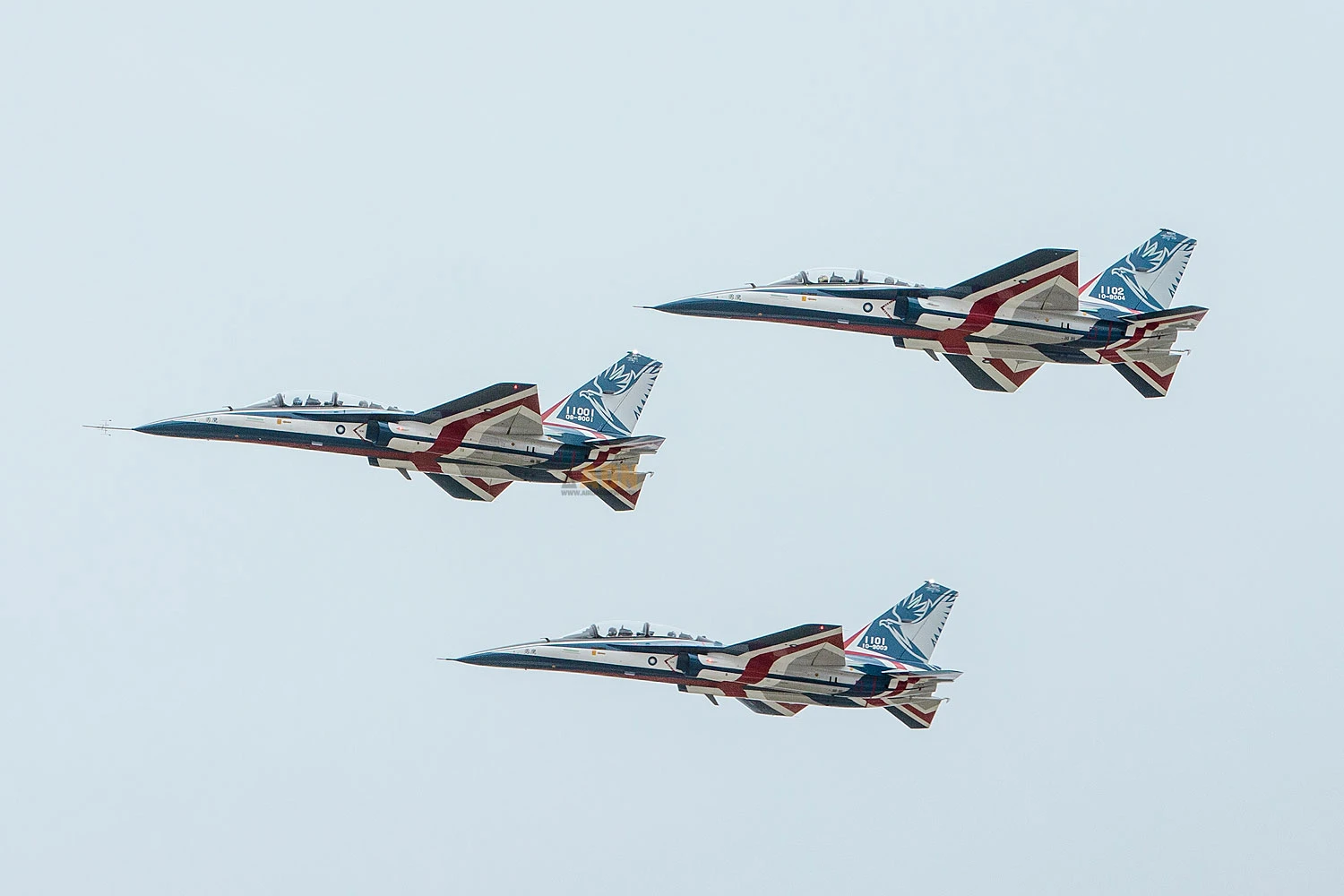 Taiwan aterra o jato de treinamento AT-5 após primeiro acidente