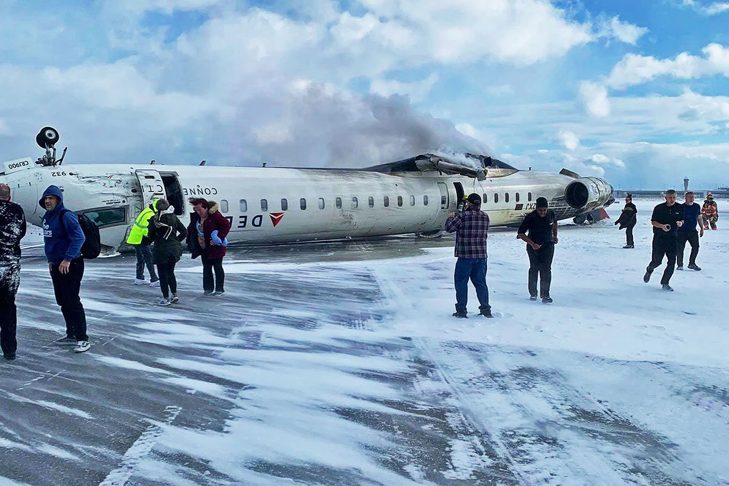 Jato CRJ-900 da Delta Air Lines fica de cabeça para baixo após pouso em Toronto