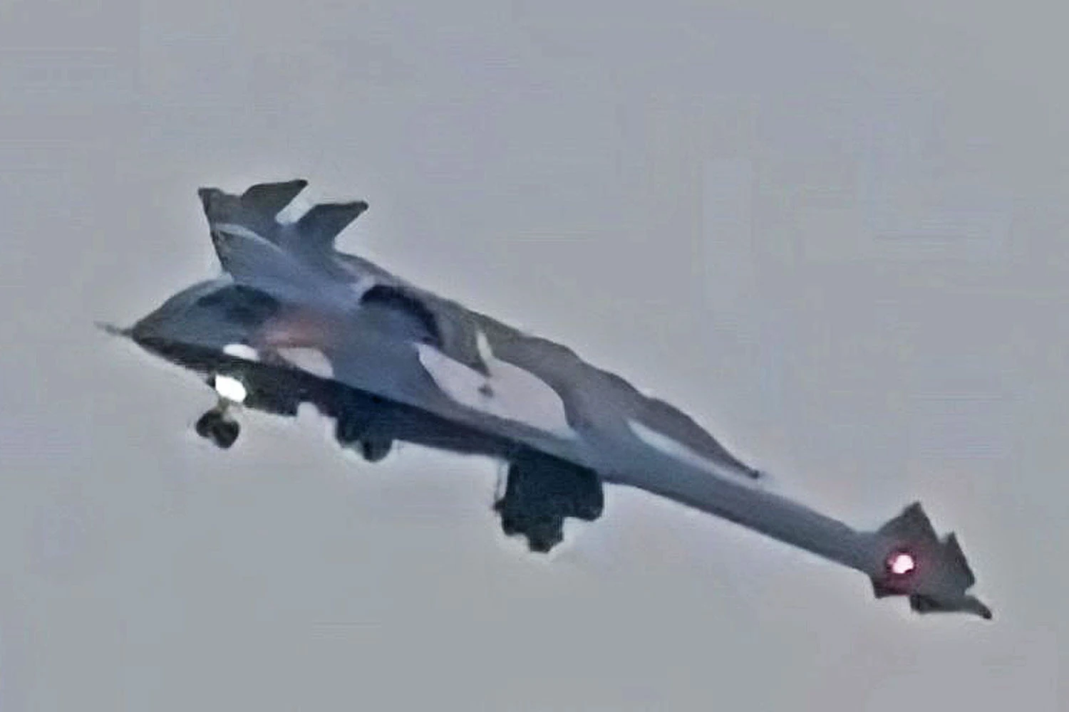 Aeronave não possui cauda e usa spoilers para controlar o voo (Reprodução)