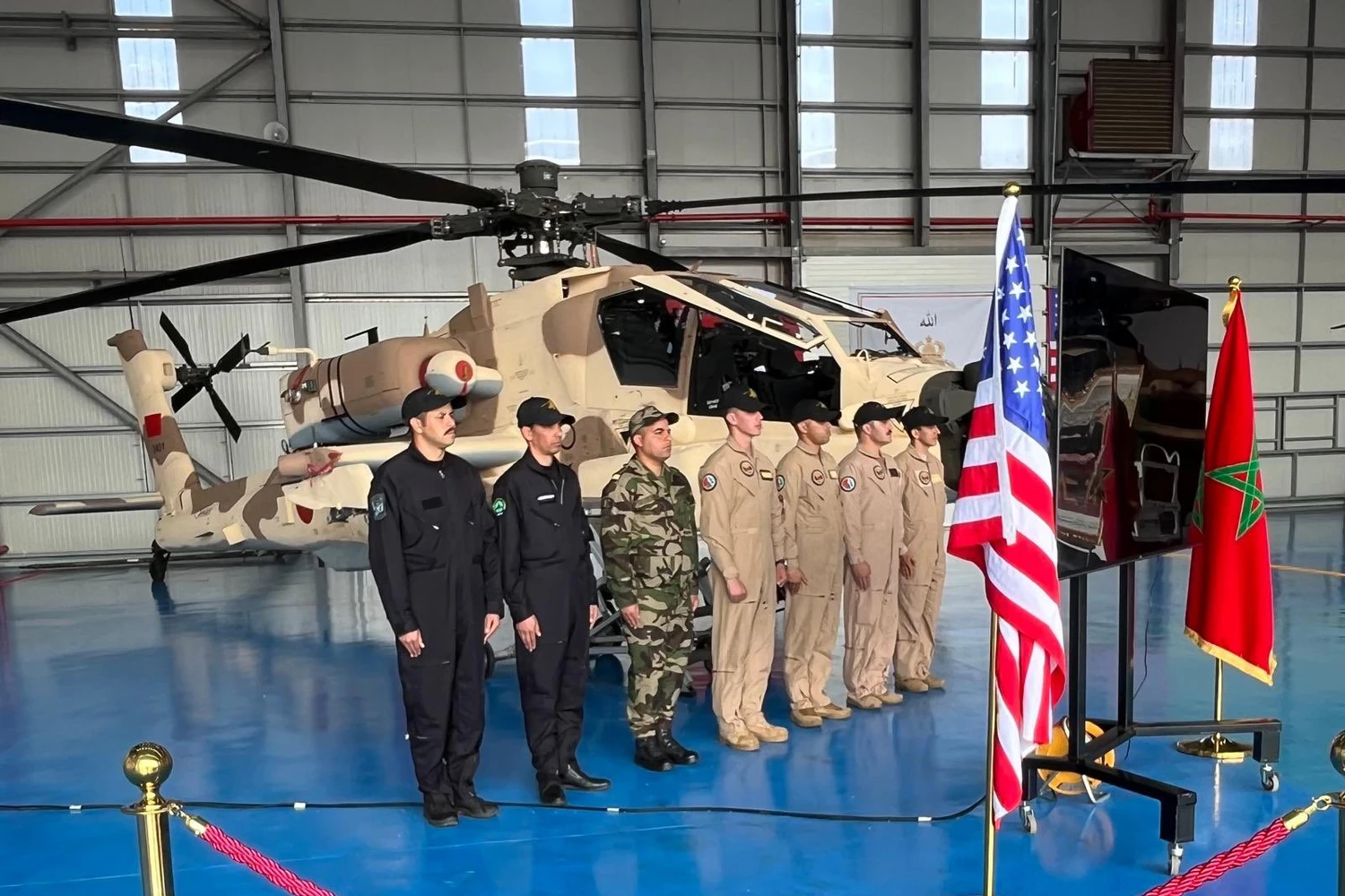 Um dos dois primeiros helicópteros de ataque Boeing AH-64E Apache do Exército do Marrocos (AFRICOM)