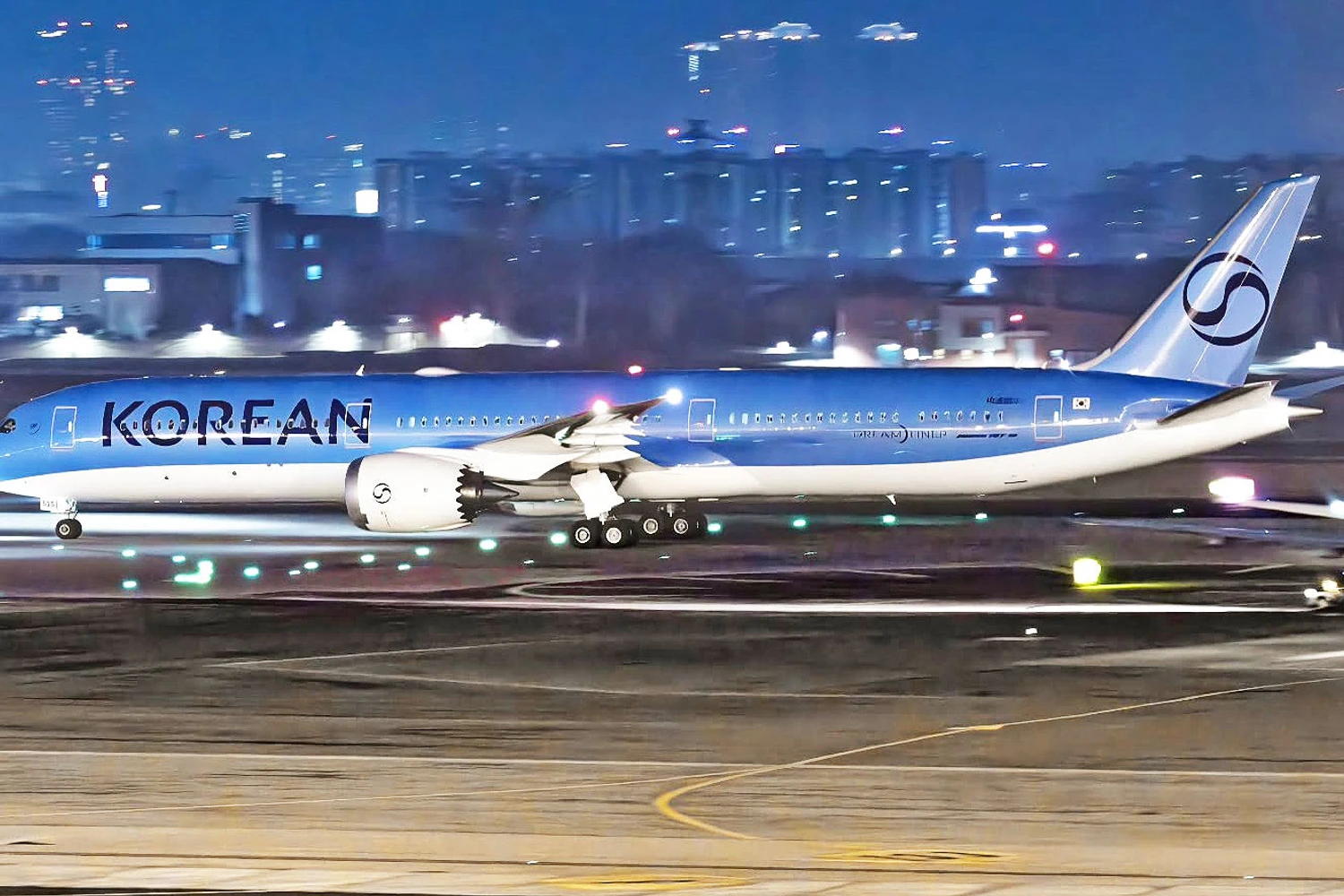 Boeing 787-10 é flagrado com nova pintura da Korean Air