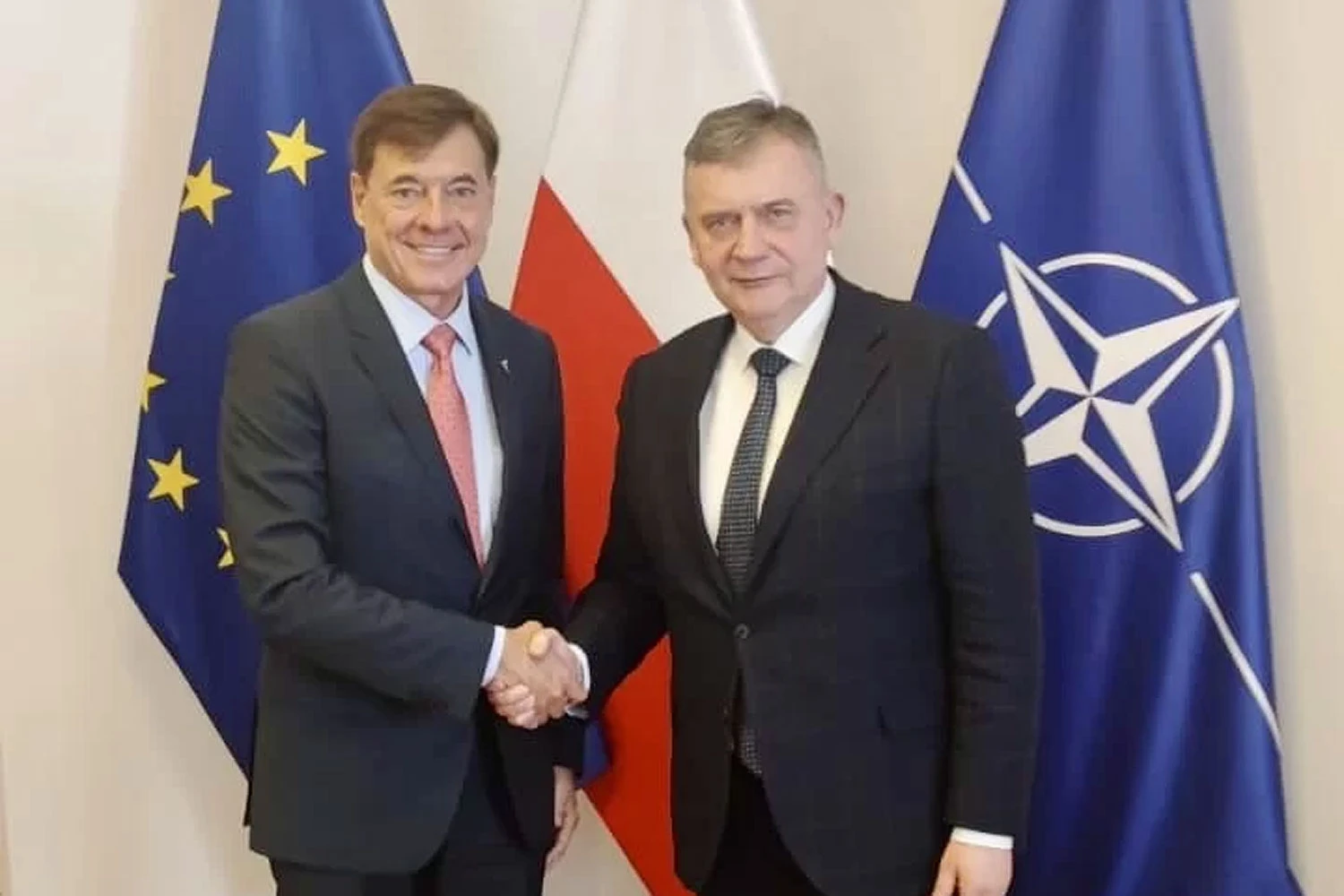 Embraer CEO Francisco Gomes Neto and Poland's Deputy Minister of National Defense Paweł Bejda (PG)