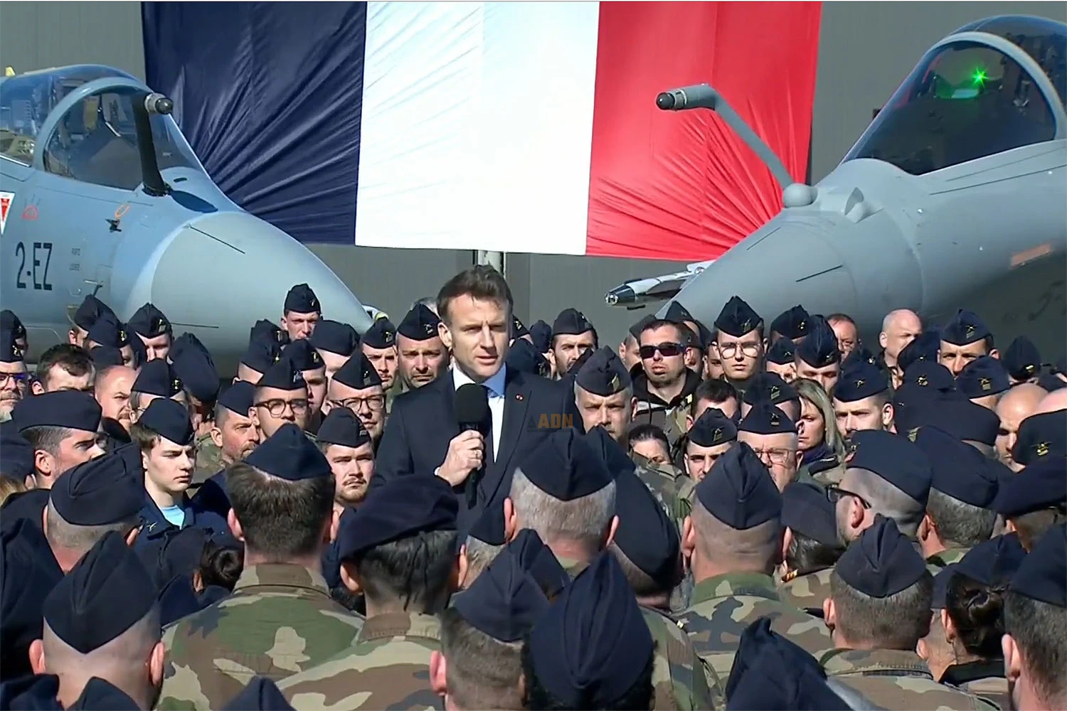 Macron em meio aos militares: mais 40 caças Rafale (Reprodução)